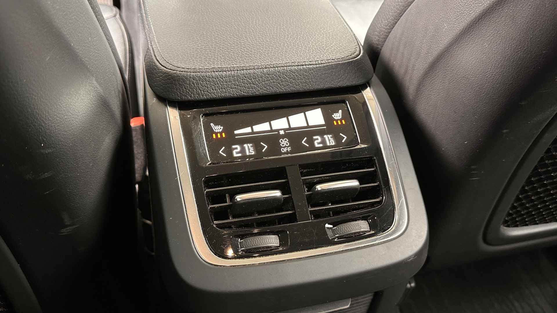 Volvo XC90 2.0 D5 AWD Momentum | Navigatie | Leder | Camera - 25/51