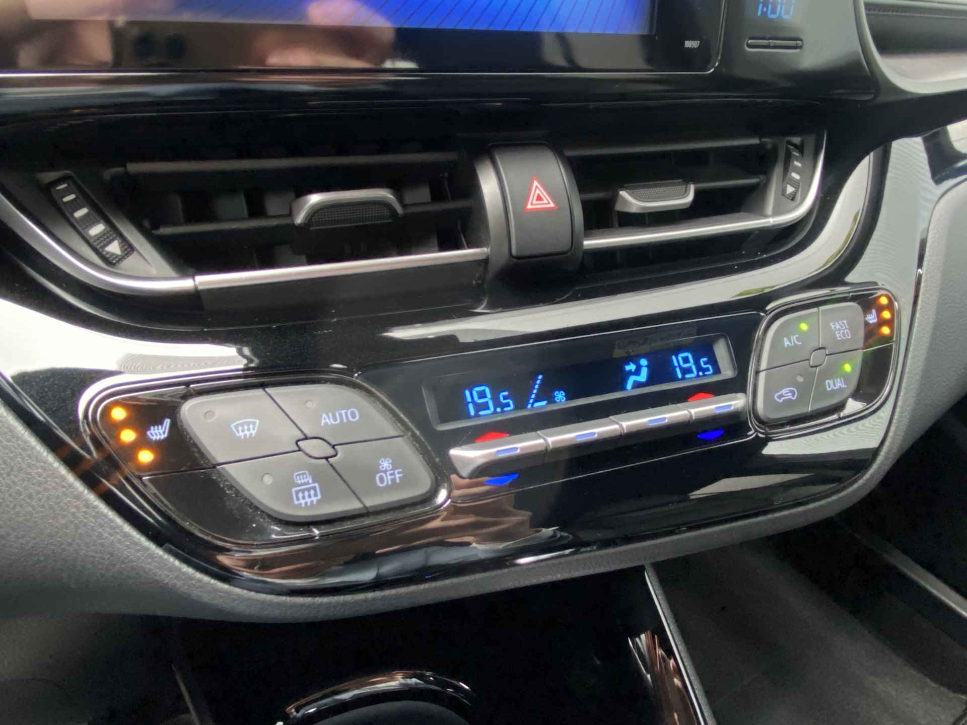 Toyota C-HR 1.8 Hybrid 123pk Black Edition Automaat | Leder | Climate | Camera | Keyless | Navigatie | Trekhaak | NL Auto | 18" Lichtmetaal - 28/36