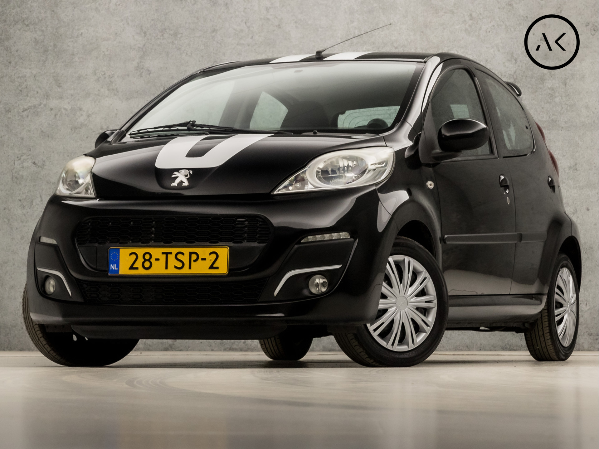 Peugeot 107 1.0 Sport (NIEUW MODEL, AIRCO, 5 DEURS, NAP, STRIPING, RADIO, ELEK PAKKET, DAKSPOILER, SPORTSTOELEN, NIEUWE APK, NIEUWSTAAT)