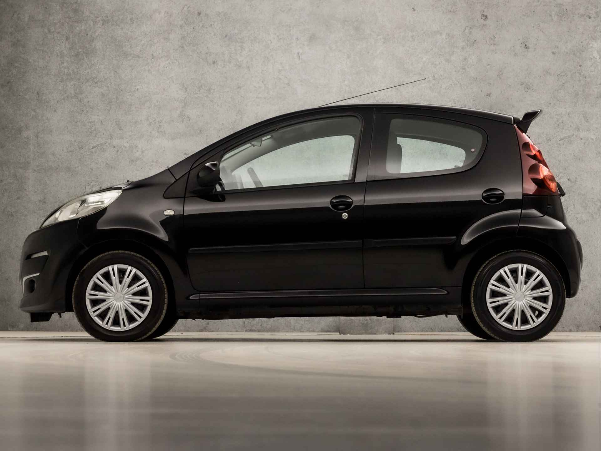 Peugeot 107 1.0 Sport (NIEUW MODEL, AIRCO, 5 DEURS, NAP, STRIPING, RADIO, ELEK PAKKET, DAKSPOILER, SPORTSTOELEN, NIEUWE APK, NIEUWSTAAT) - 2/29