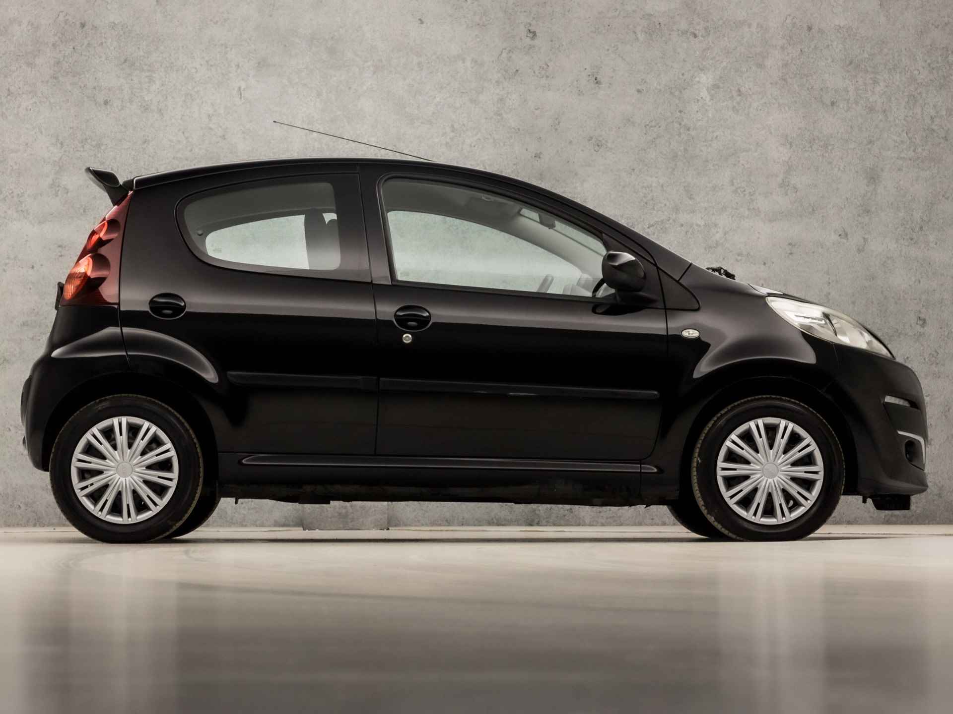 Peugeot 107 1.0 Sport (NIEUW MODEL, AIRCO, 5 DEURS, NAP, STRIPING, RADIO, ELEK PAKKET, DAKSPOILER, SPORTSTOELEN, NIEUWE APK, NIEUWSTAAT) - 4/29