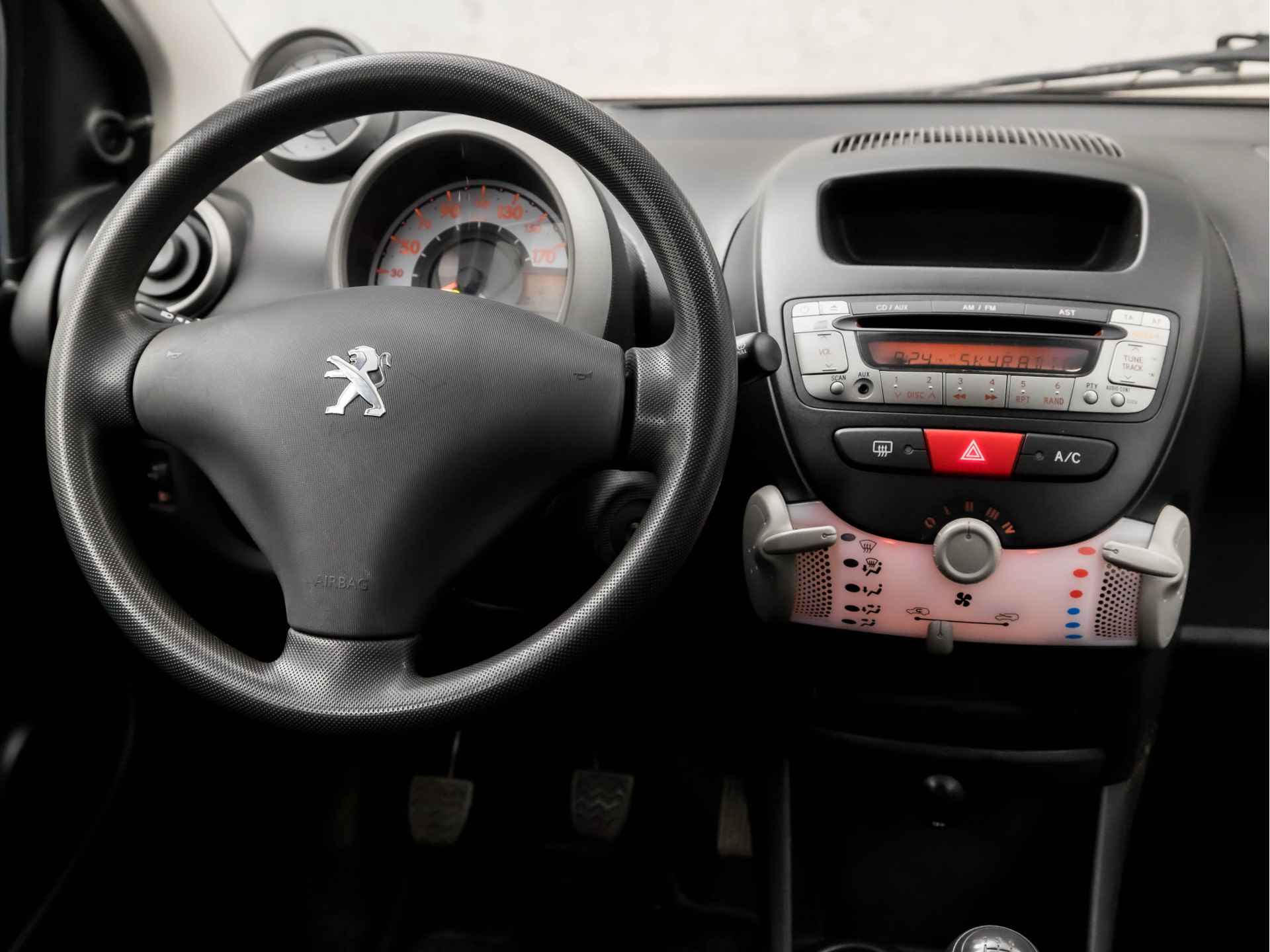 Peugeot 107 1.0 Sport (NIEUW MODEL, AIRCO, 5 DEURS, NAP, STRIPING, RADIO, ELEK PAKKET, DAKSPOILER, SPORTSTOELEN, NIEUWE APK, NIEUWSTAAT) - 7/29