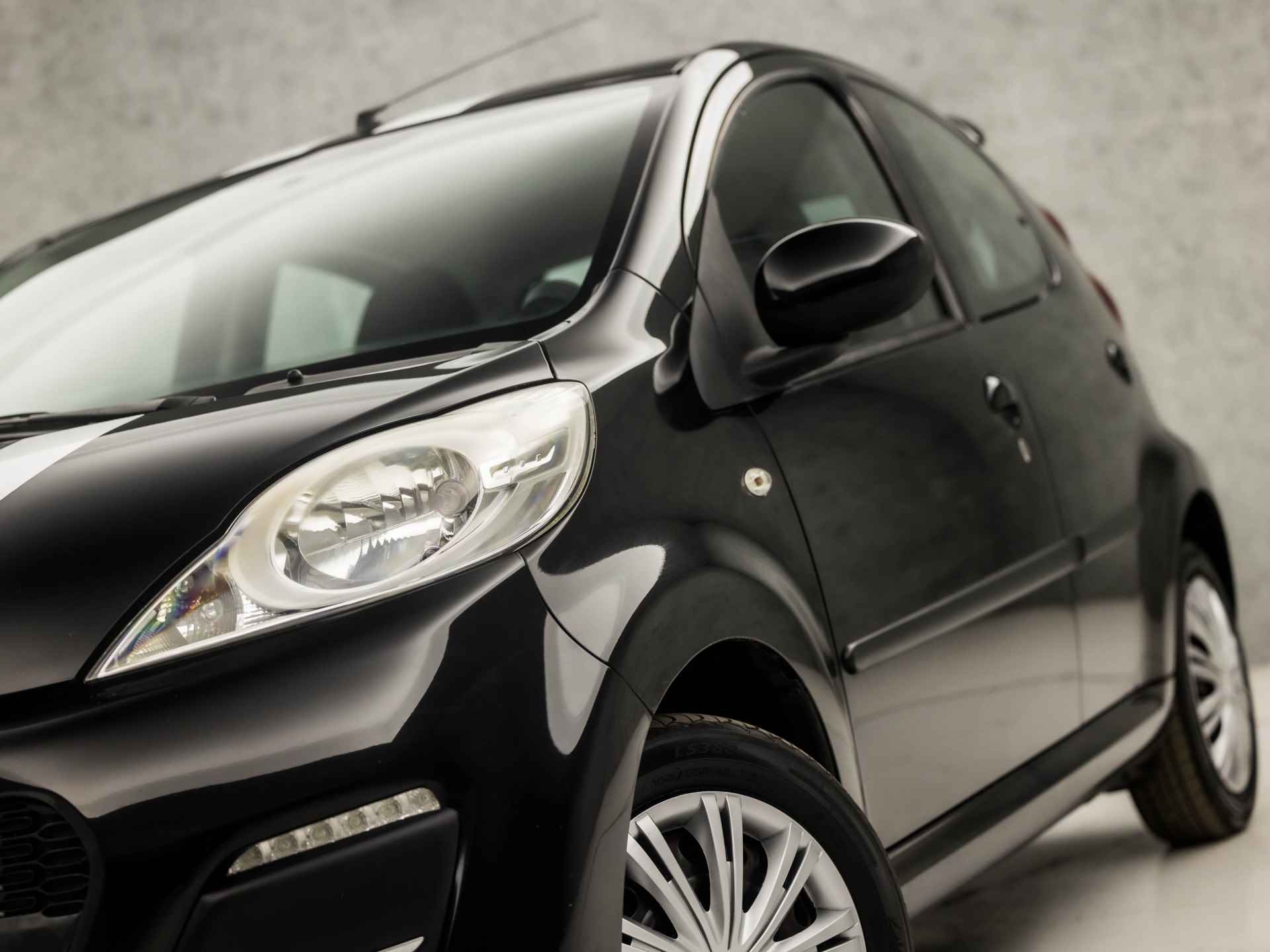 Peugeot 107 1.0 Sport (NIEUW MODEL, AIRCO, 5 DEURS, NAP, STRIPING, RADIO, ELEK PAKKET, DAKSPOILER, SPORTSTOELEN, NIEUWE APK, NIEUWSTAAT) - 26/29