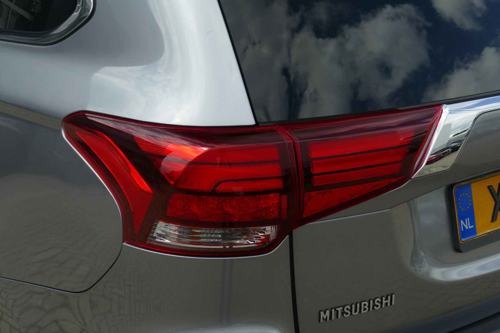 Mitsubishi Outlander 2.4 PHEV Instyle | Leder | Cruise | 360 camera | Trekhaak | RIJKLAARPRIJS!! - 9/45