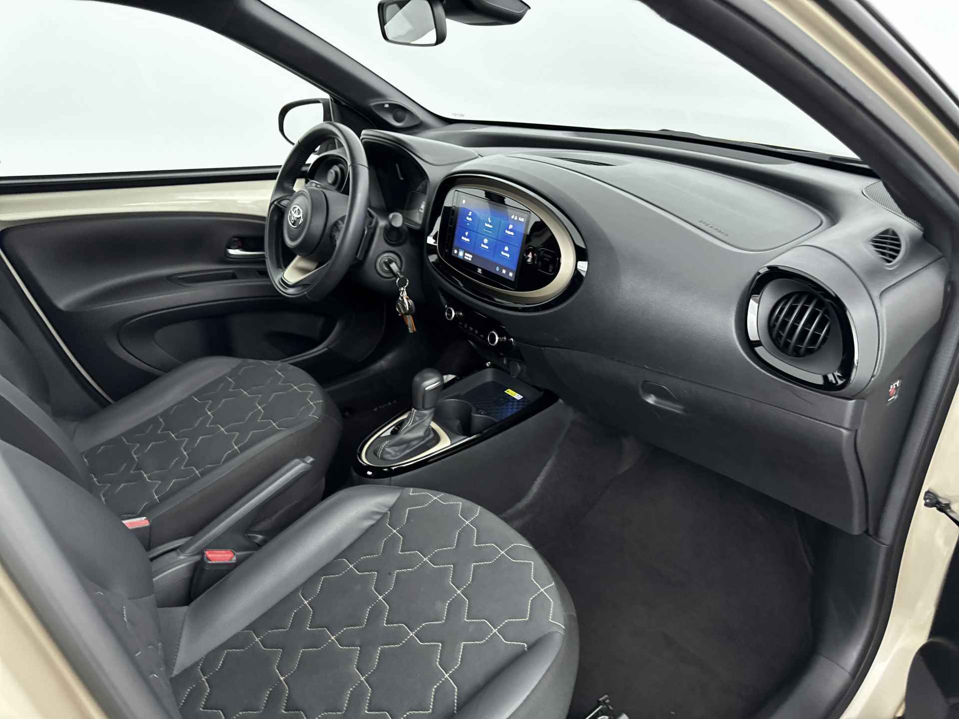 Toyota Aygo X 1.0 VVT-i S-CVT Envy | Navigatie | Climate Control LM velgen | JBL | Draadloze telefoonlader | - 29/40