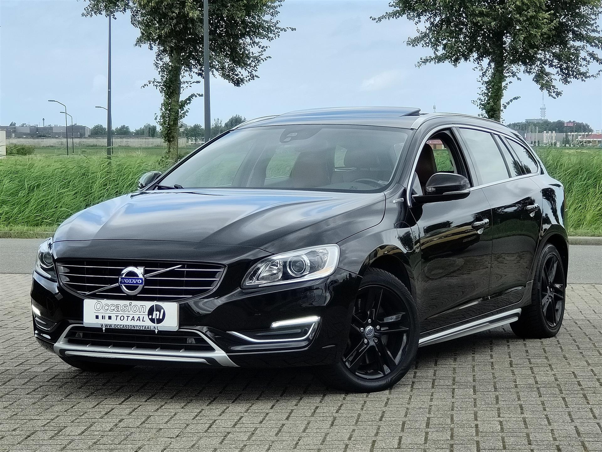 Volvo V60 2.4 D6 AWD Plug-In Hybrid Summum | Leder | Trekhaak | Schuifdak