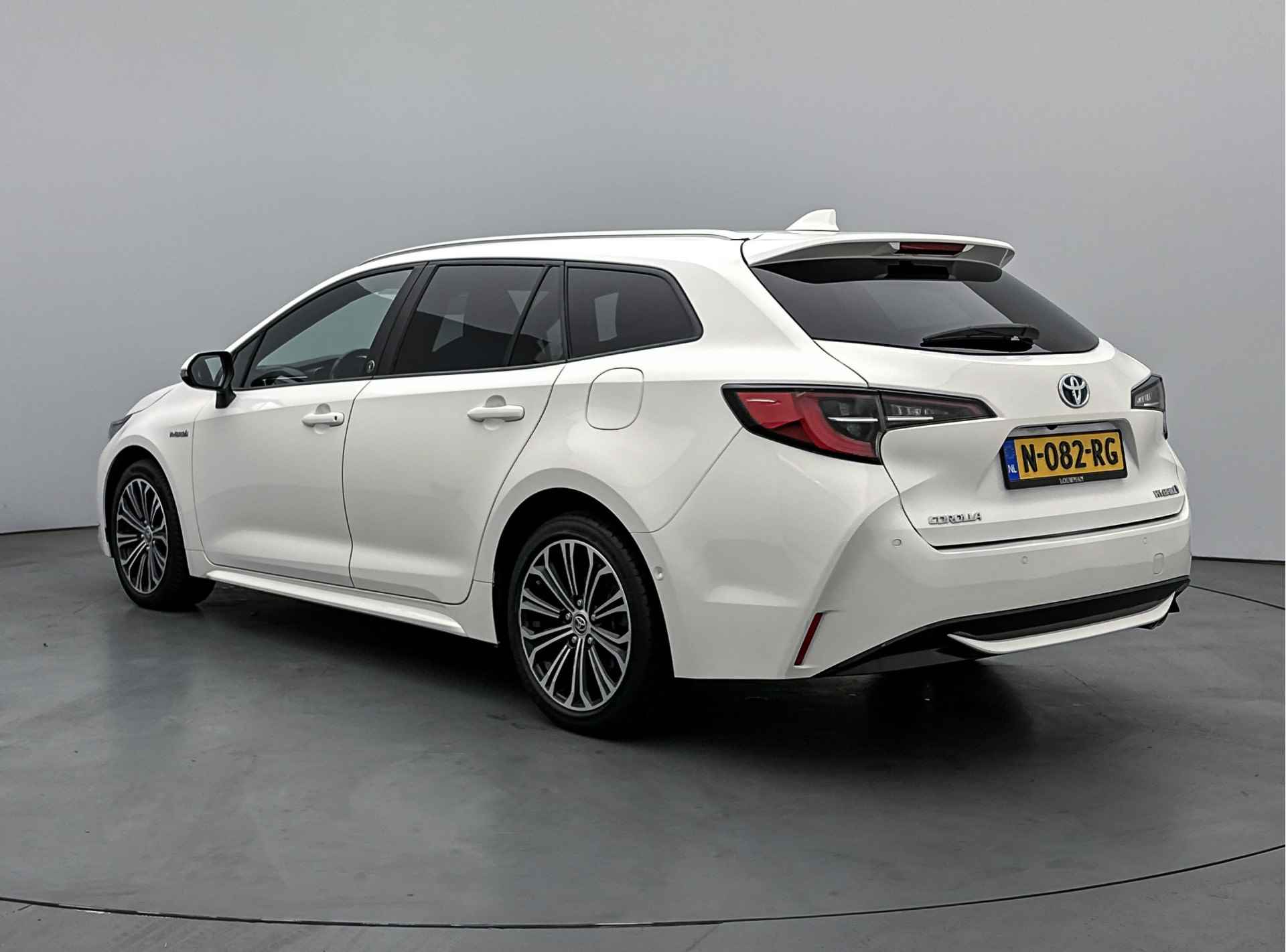 Toyota Corolla Touring Sports 2.0 Hybrid Dynamic Limited | Parkeersensor voor en achter | WInter pakket | Dodehoek Ass. | Stoel en stuurwiel verwarmd | - 3/48