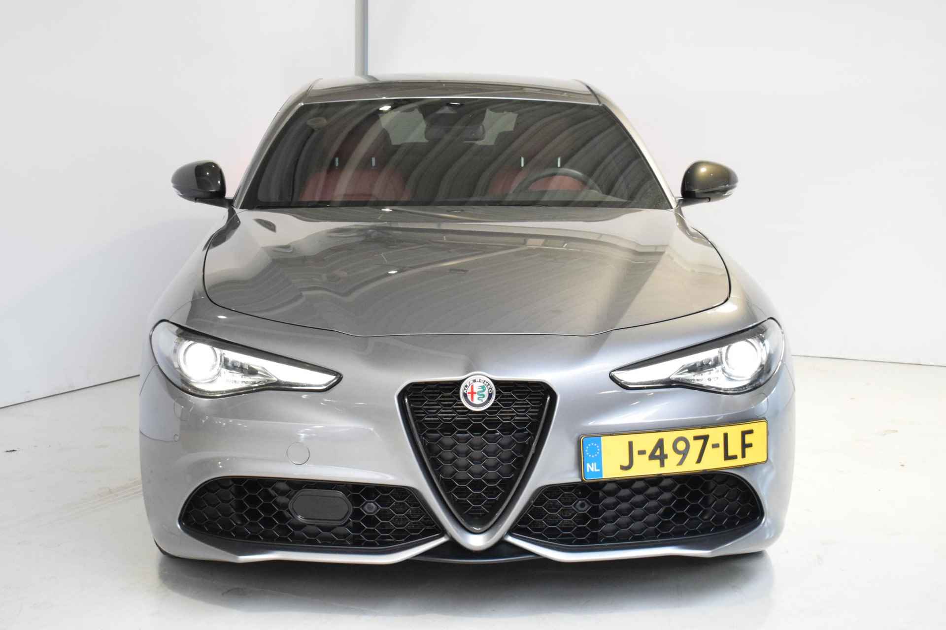 Alfa Romeo Giulia 2.0T Super Dealer onderhouden | Navigatie | Prachtige kleuren combi | Leder interieur met memoryseat | Adaptive cruise | Dodehoek detectie  | - 2/48