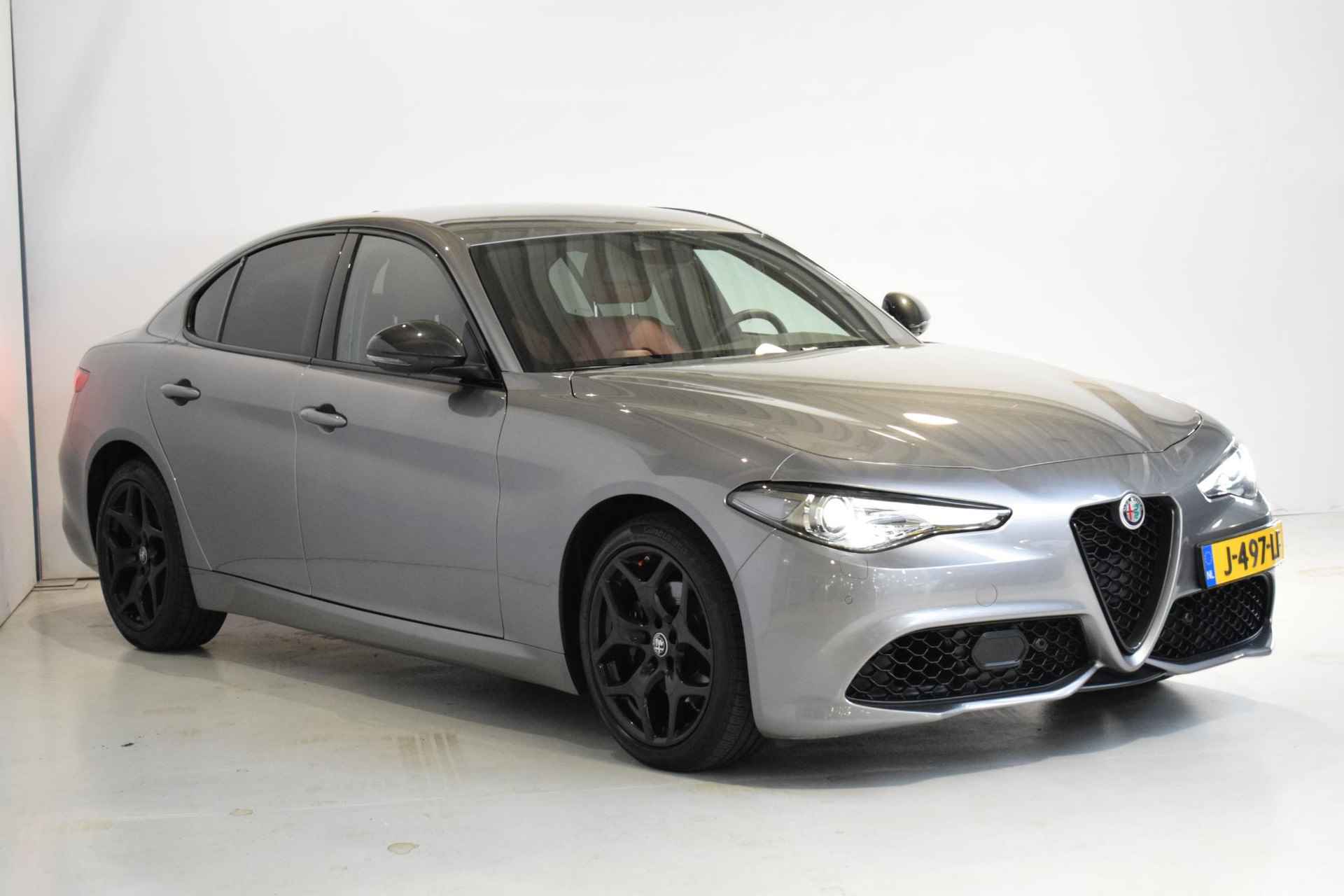 Alfa Romeo Giulia 2.0T Super Dealer onderhouden | Navigatie | Prachtige kleuren combi | Leder interieur met memoryseat | Adaptive cruise | Dodehoek detectie  | - 3/48