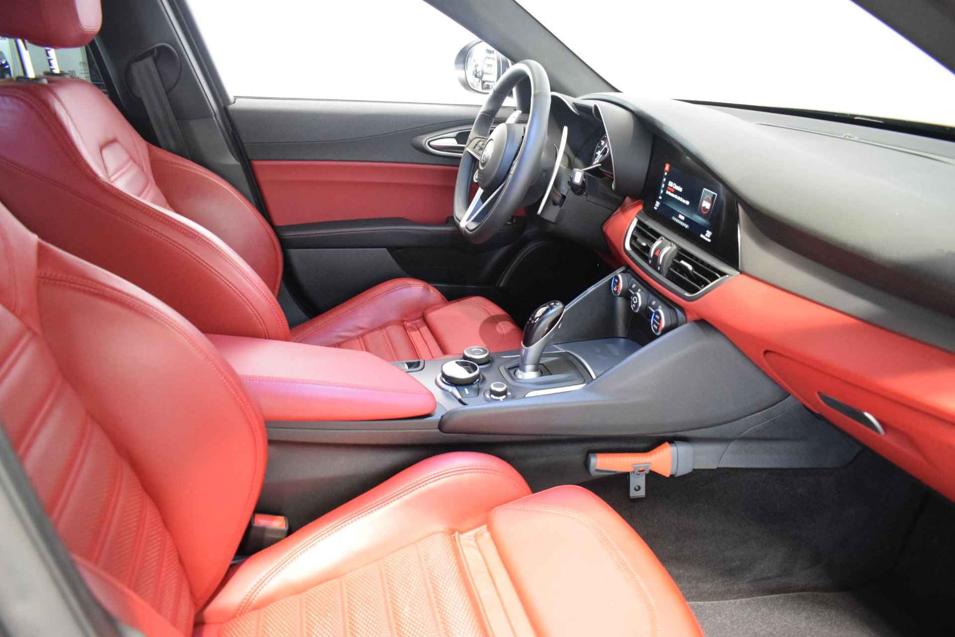 Alfa Romeo Giulia 2.0T Super Dealer onderhouden | Navigatie | Prachtige kleuren combi | Leder interieur met memoryseat | Adaptive cruise | Dodehoek detectie  | - 17/48