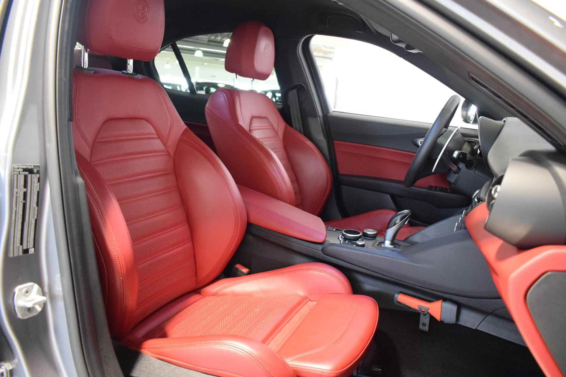 Alfa Romeo Giulia 2.0T Super Dealer onderhouden | Navigatie | Prachtige kleuren combi | Leder interieur met memoryseat | Adaptive cruise | Dodehoek detectie  | - 18/48