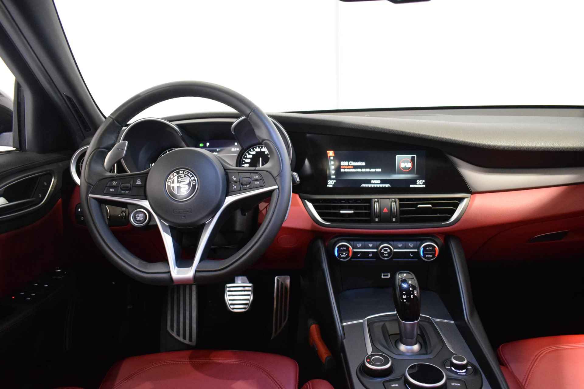 Alfa Romeo Giulia 2.0T Super Dealer onderhouden | Navigatie | Prachtige kleuren combi | Leder interieur met memoryseat | Adaptive cruise | Dodehoek detectie  | - 27/48