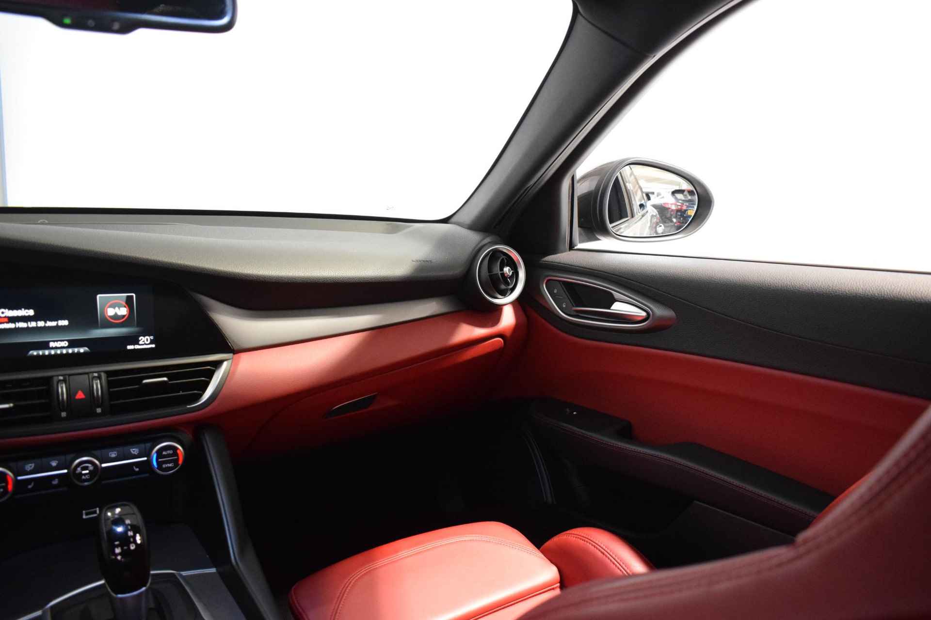 Alfa Romeo Giulia 2.0T Super Dealer onderhouden | Navigatie | Prachtige kleuren combi | Leder interieur met memoryseat | Adaptive cruise | Dodehoek detectie  | - 28/48