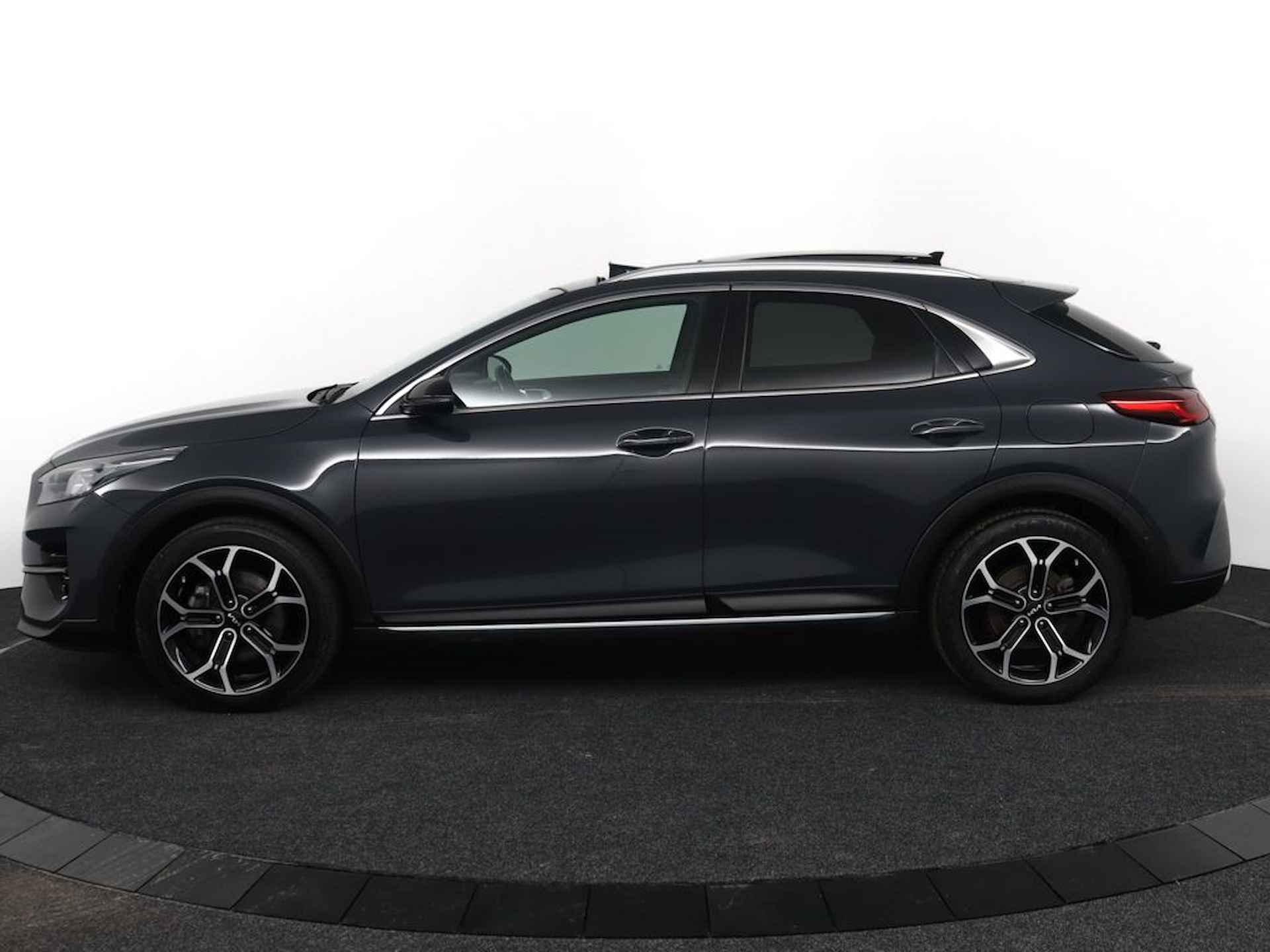 Kia Xceed 1.5 T-GDI MHEV Black Edition utomaat - glazen schuif-/kanteldak - Cruise control adaptief - Navigatie - Fabrieksgarantie tot 02-2029 - 3/56