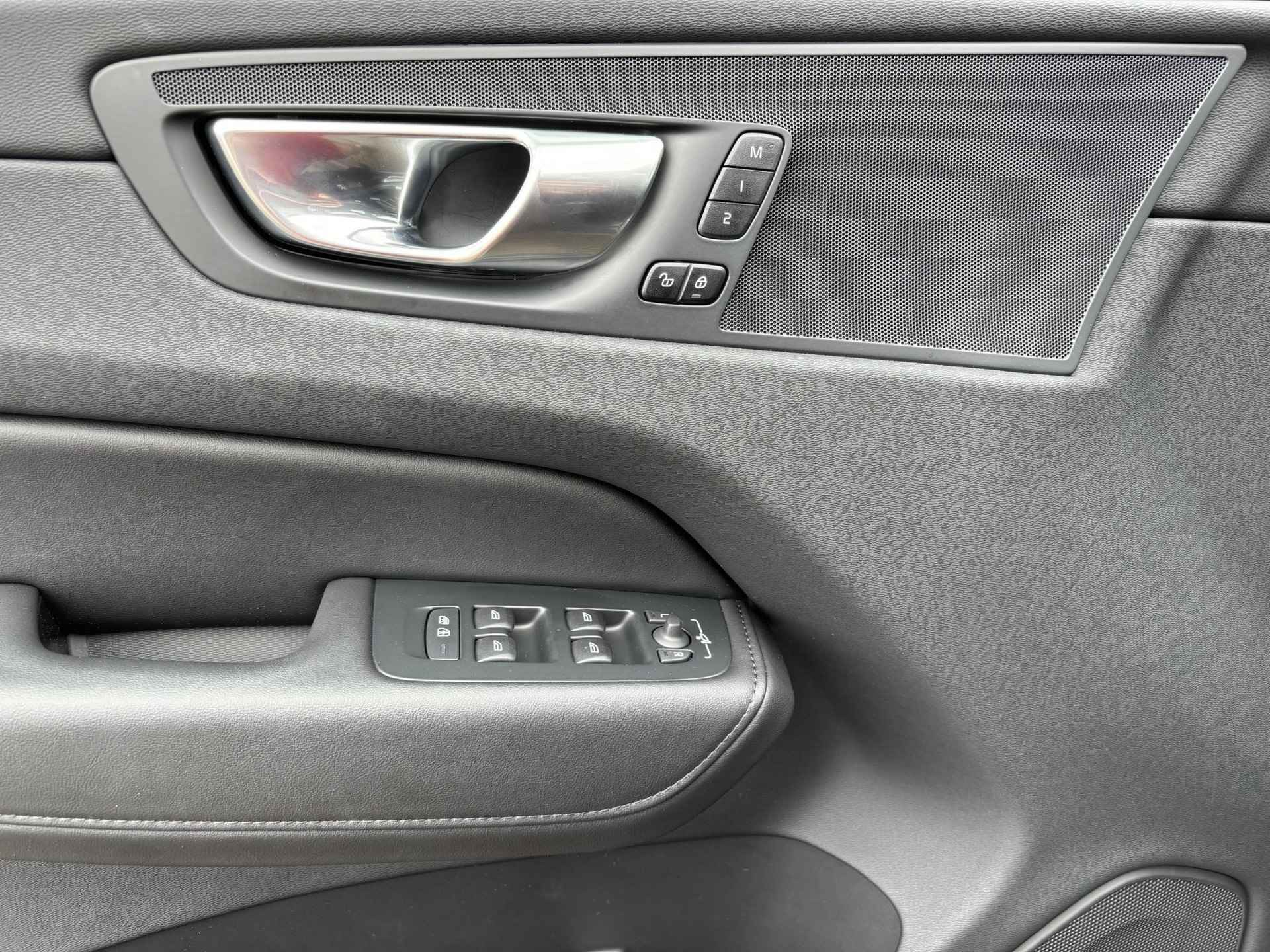 Volvo XC60 Recharge T6 AWD Plus Dark Long Range | Panoramadak | Adaptieve Cruise control | Elektr. stoelverst. met geheugen | Keyless entry - 22/31