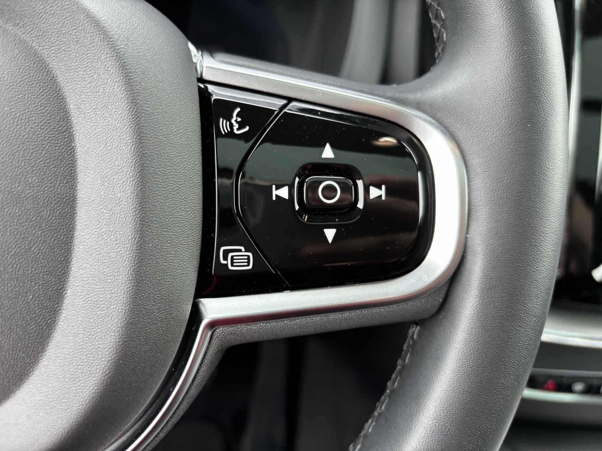 Volvo XC60 Recharge T6 AWD Plus Dark Long Range | Panoramadak | Adaptieve Cruise control | Elektr. stoelverst. met geheugen | Keyless entry - 25/31