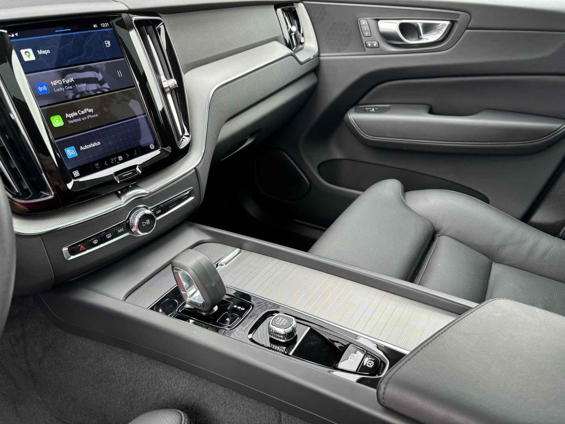 Volvo XC60 Recharge T6 AWD Plus Dark Long Range | Panoramadak | Adaptieve Cruise control | Elektr. stoelverst. met geheugen | Keyless entry - 27/31