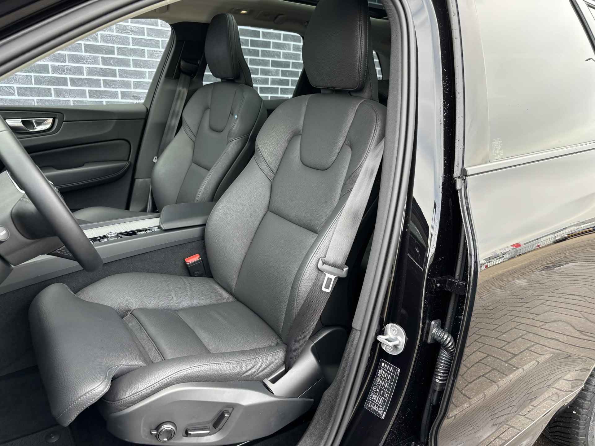 Volvo XC60 Recharge T6 AWD Plus Dark Long Range | Panoramadak | Adaptieve Cruise control | Elektr. stoelverst. met geheugen | Keyless entry - 30/31