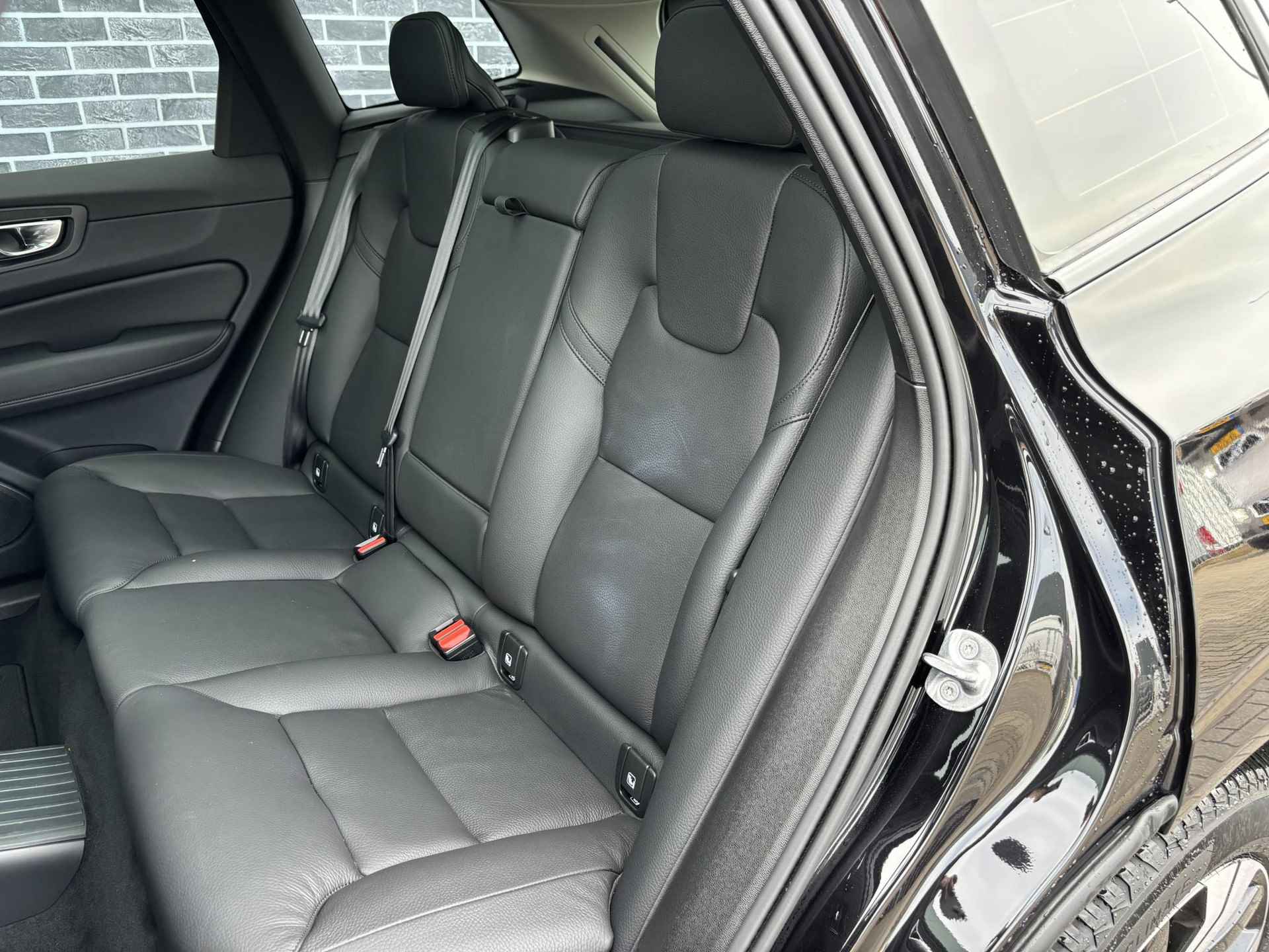 Volvo XC60 Recharge T6 AWD Plus Dark Long Range | Panoramadak | Adaptieve Cruise control | Elektr. stoelverst. met geheugen | Keyless entry - 31/31