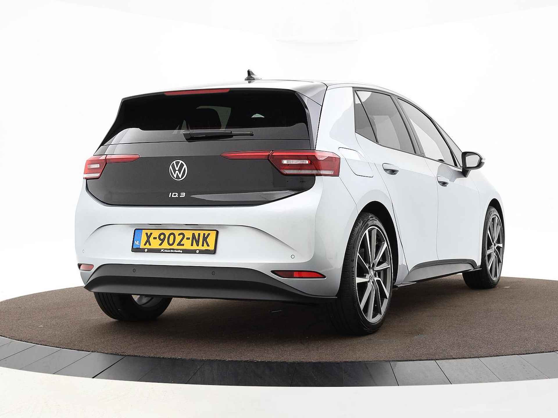 Volkswagen ID.3 Pro Business 58 kWh 204pk | Achteruitrijcamera | LED Matrix | ACC | 19"Velgen | Apple/Android Car Play | Stuur- & Stoelverwarming | Lederen Bekleding | Garantie t/m - 3/30