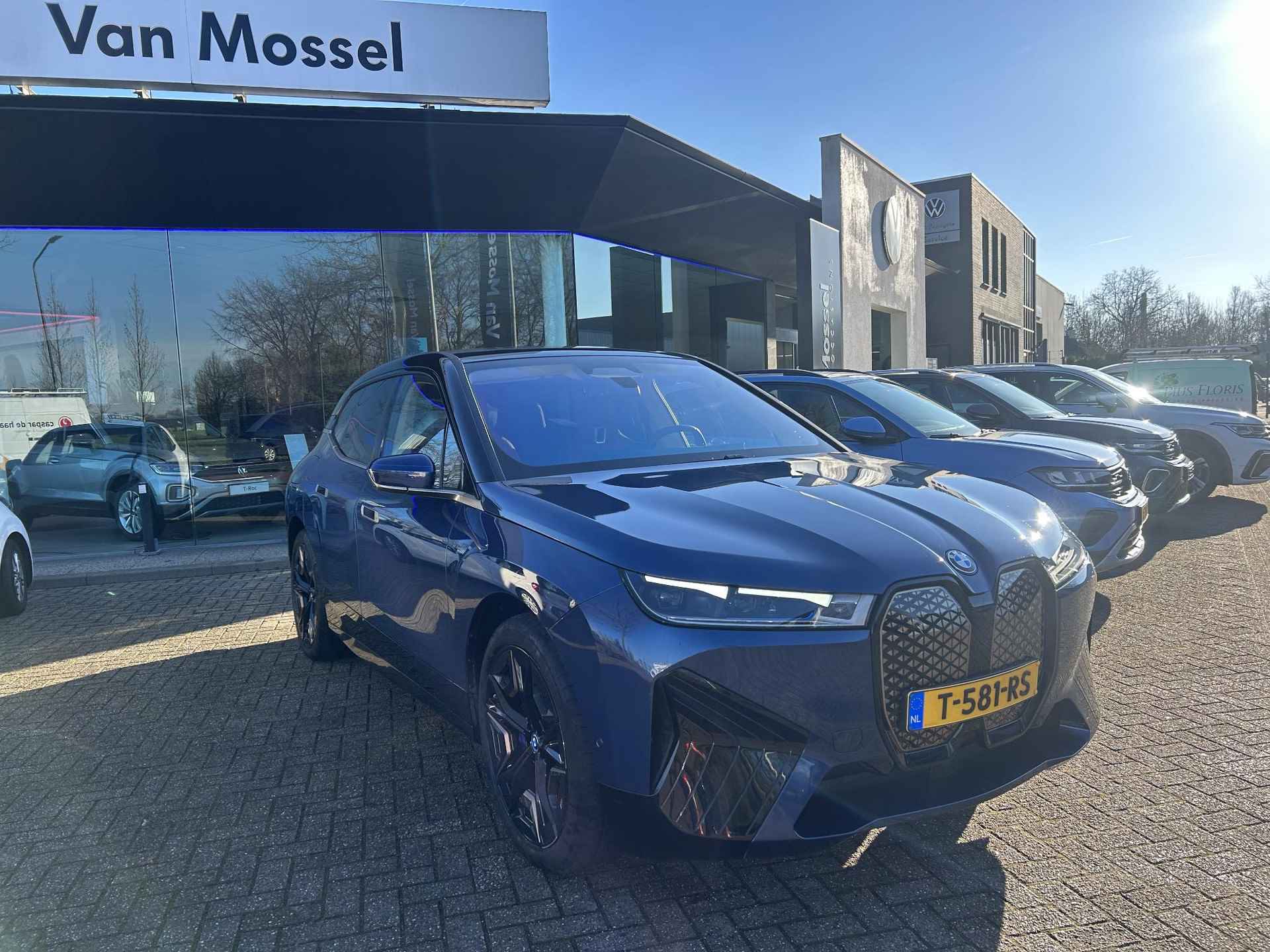 BMW iX xDrive50 Business Edition Plus 112 kWh | VERWACHT | PANORAMADAK | LEDER | LUCHTVERING | SOFTCLOSE | 360 CAMERA | WEGKLAPBARE TREKHAAK | HEAD-UP DISPLAY | STOELVERWARMING+VENTILATIE  | BOWERS & WILKINS  4D AUDIO| ELEKTRISCHE TREKHAAK | LUCHTVERING | 22'' | ACHTERBANK VERWARMD | LASER KOPLAMPEN | MASSAGE STOELEN | - 2/26