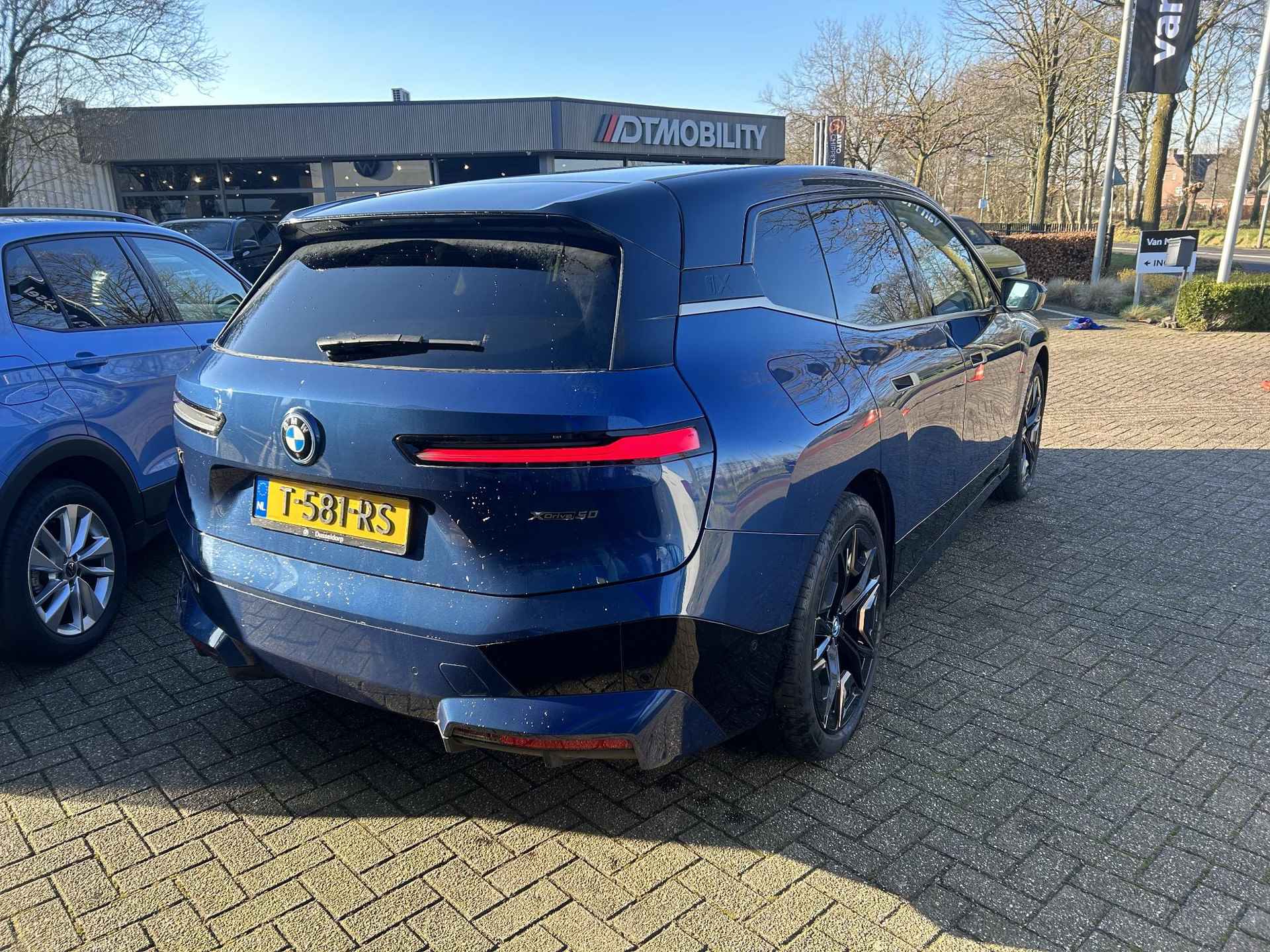 BMW iX xDrive50 Business Edition Plus 112 kWh | VERWACHT | PANORAMADAK | LEDER | LUCHTVERING | SOFTCLOSE | 360 CAMERA | WEGKLAPBARE TREKHAAK | HEAD-UP DISPLAY | STOELVERWARMING+VENTILATIE  | BOWERS & WILKINS  4D AUDIO| ELEKTRISCHE TREKHAAK | LUCHTVERING | 22'' | ACHTERBANK VERWARMD | LASER KOPLAMPEN | MASSAGE STOELEN | - 9/26