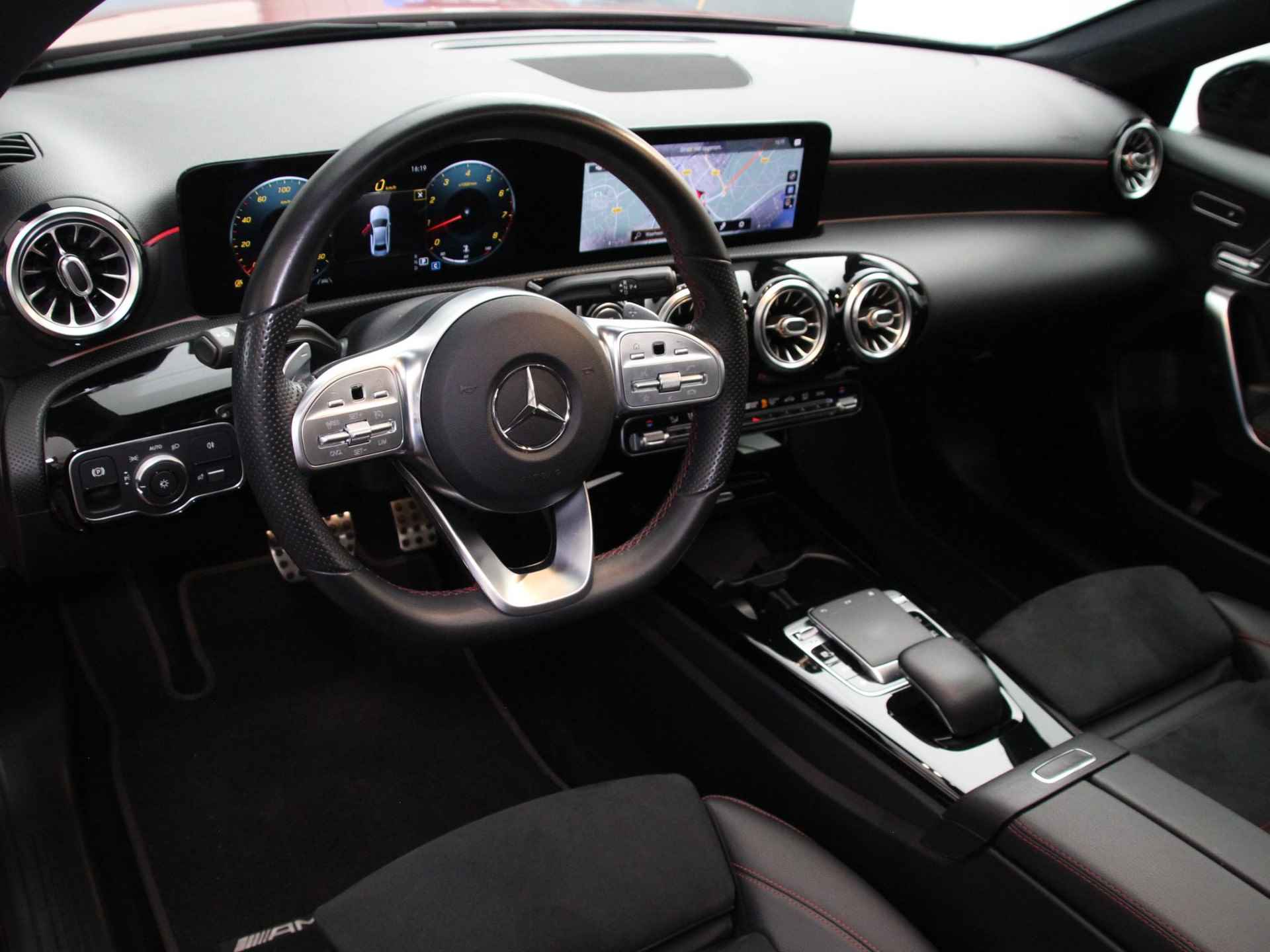 Mercedes-Benz A-klasse 220 Premium Plus | Panoramadak | Geheugenstoelen | Stoelverwarming | Navigatie | Camera | Cruise & Climate Control | Sportstoelen | Rijklaarprijs! - 9/26