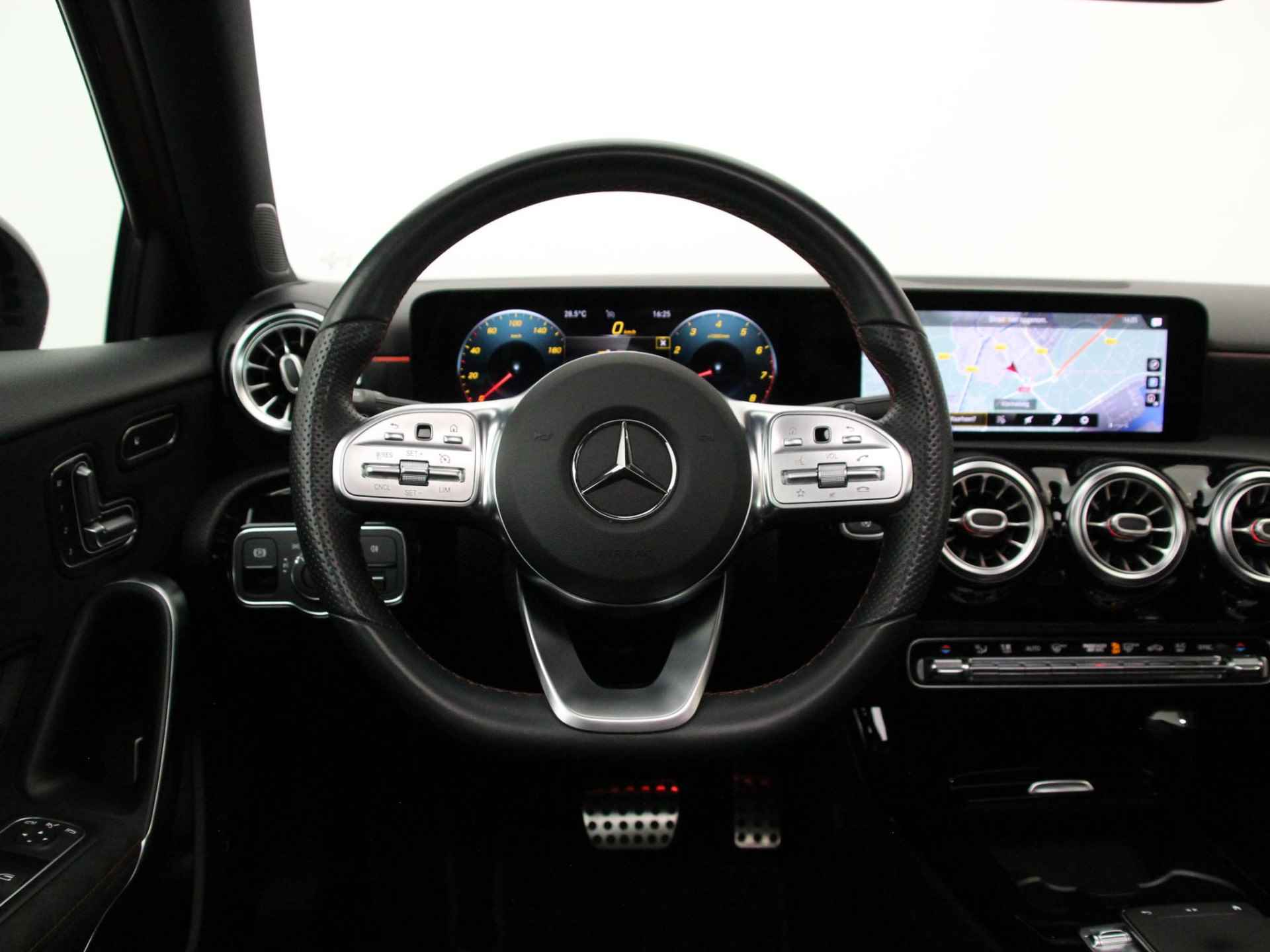 Mercedes-Benz A-klasse 220 Premium Plus | Panoramadak | Geheugenstoelen | Stoelverwarming | Navigatie | Camera | Cruise & Climate Control | Sportstoelen | Rijklaarprijs! - 13/26
