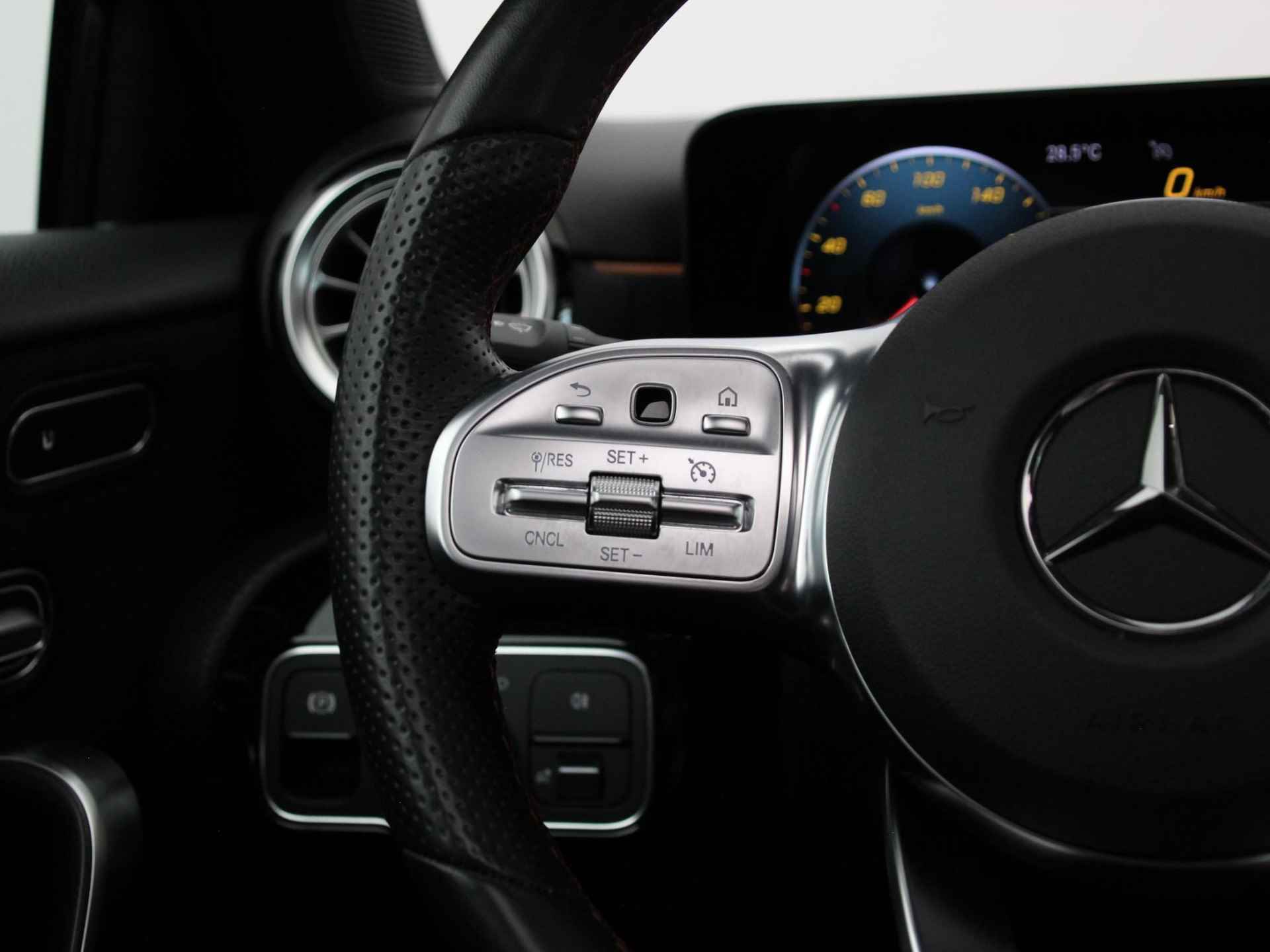 Mercedes-Benz A-klasse 220 Premium Plus | Panoramadak | Geheugenstoelen | Stoelverwarming | Navigatie | Camera | Cruise & Climate Control | Sportstoelen | Rijklaarprijs! - 14/26
