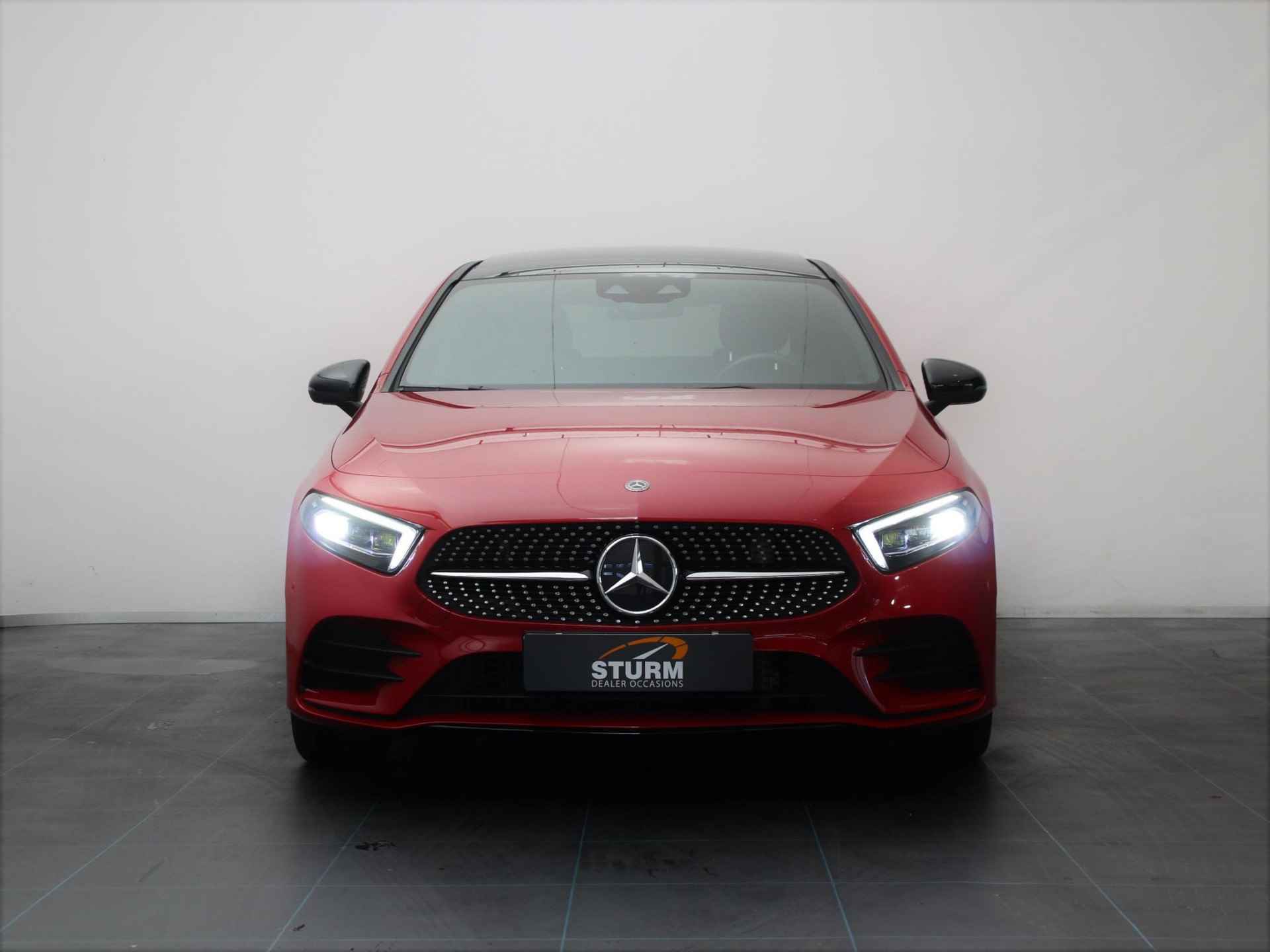 Mercedes-Benz A-klasse 220 Premium Plus | Panoramadak | Geheugenstoelen | Stoelverwarming | Navigatie | Camera | Cruise & Climate Control | Sportstoelen | Rijklaarprijs! - 18/26