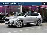 BMW iX1 xDrive30 High Executive M Sport / Panoramadak / Trekhaak / Sportstoelen Adaptief M Onderstel / Adaptieve LED / Parking Assistant Plus / Head-Up / Harman Kardon