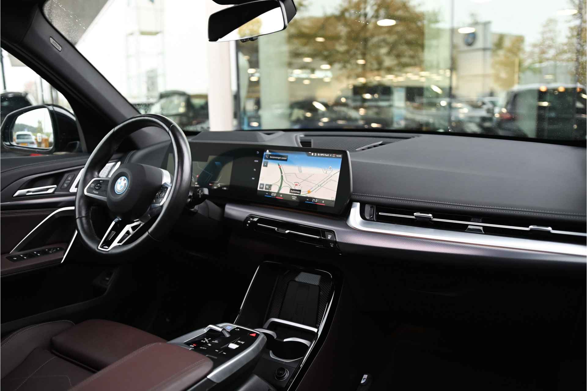 BMW iX1 xDrive30 High Executive M Sport / Panoramadak / Trekhaak / Sportstoelen Adaptief M Onderstel / Adaptieve LED / Parking Assistant Plus / Head-Up / Harman Kardon - 5/33