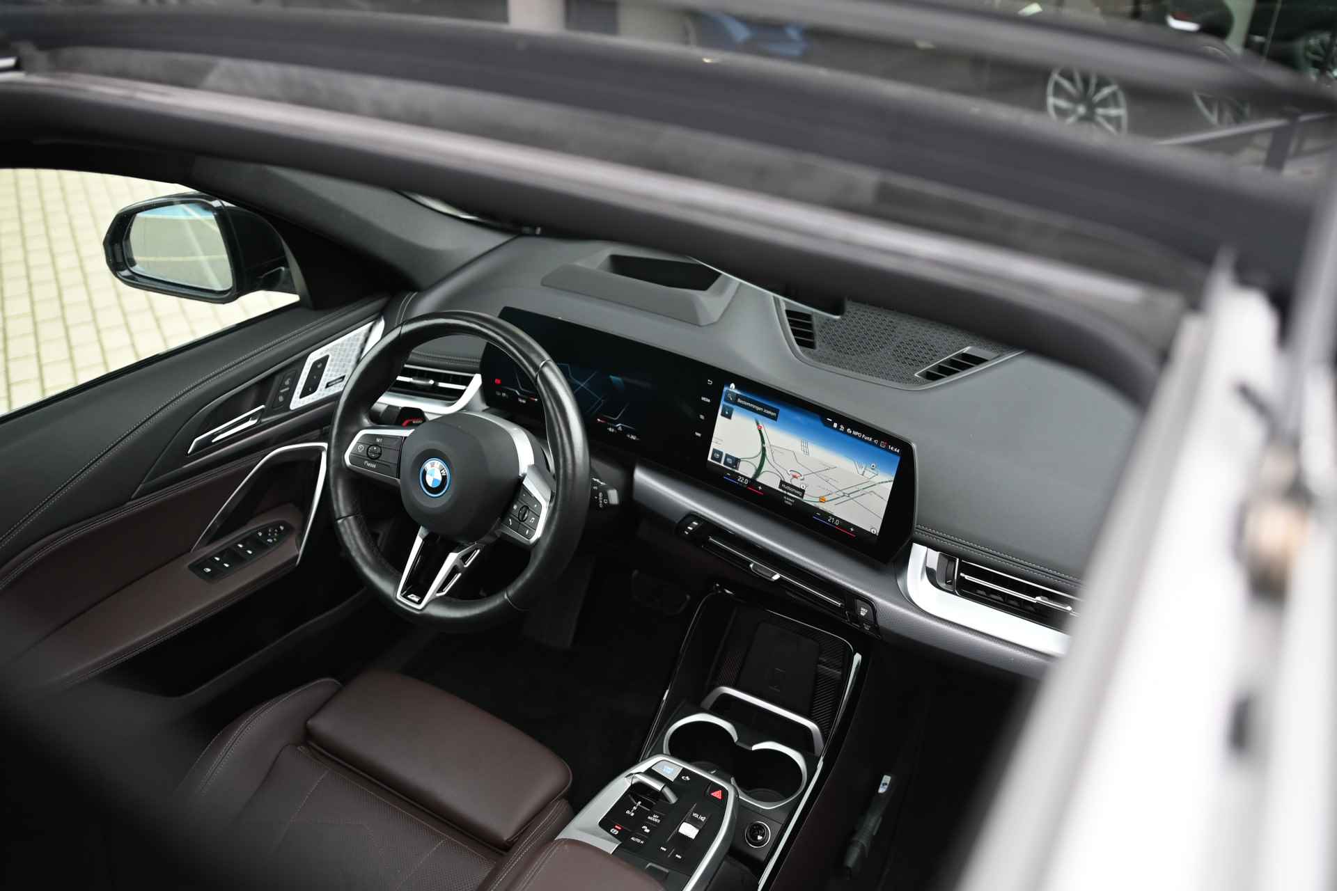 BMW iX1 xDrive30 High Executive M Sport / Panoramadak / Trekhaak / Sportstoelen Adaptief M Onderstel / Adaptieve LED / Parking Assistant Plus / Head-Up / Harman Kardon - 7/33