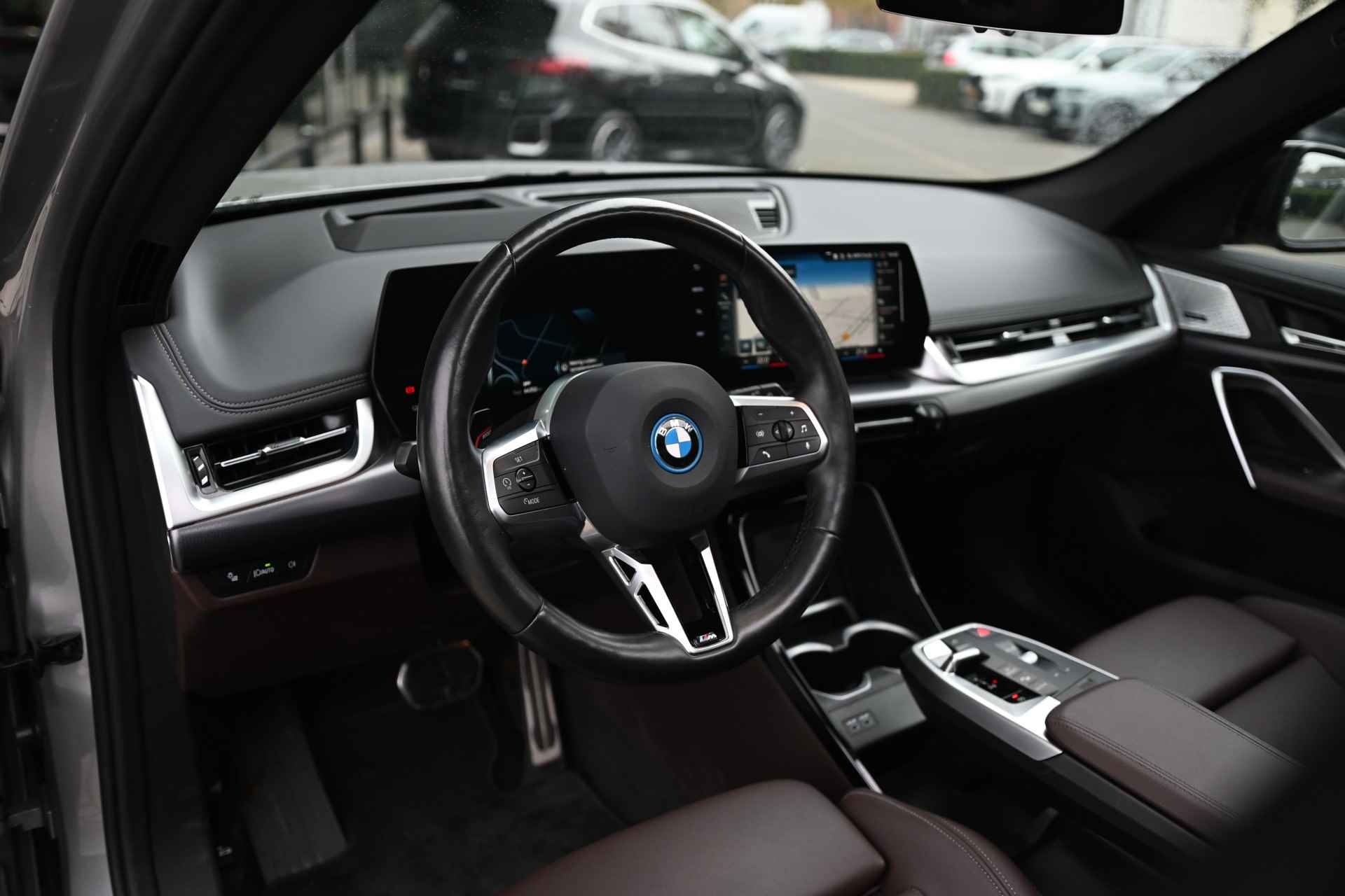 BMW iX1 xDrive30 High Executive M Sport / Panoramadak / Trekhaak / Sportstoelen Adaptief M Onderstel / Adaptieve LED / Parking Assistant Plus / Head-Up / Harman Kardon - 19/33