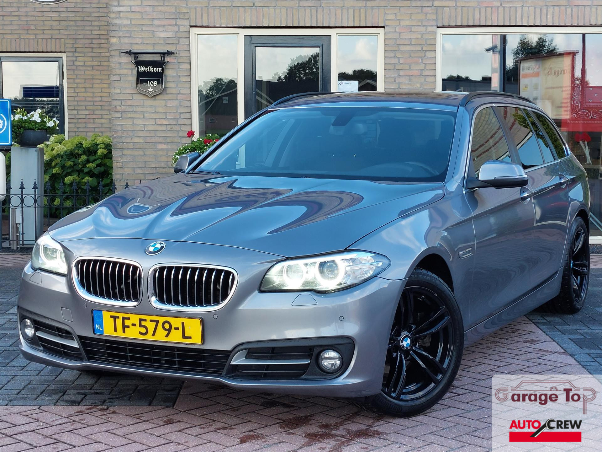 BMW 5 Serie Touring 520d Luxury Edition | Trekhaak | Xenon | Panoramadak | Stoelverwarming bij viaBOVAG.nl