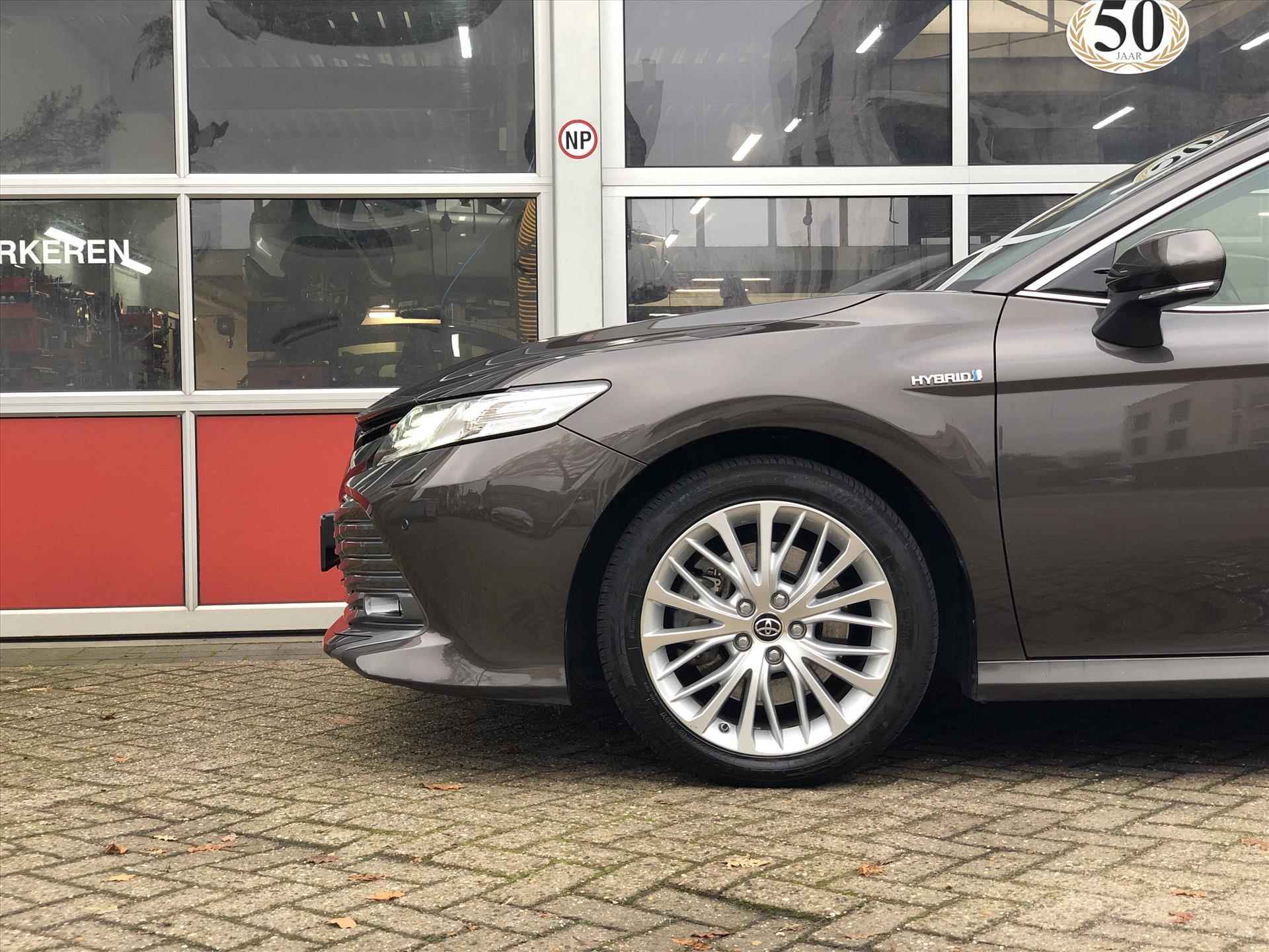 Toyota Camry 2.5 Hybrid 218pk Premium | Head up display, Dodehoekherkenning, JBL, Leer, Stoelverwarming, Parkeersensoren, NL-Auto - 10/44