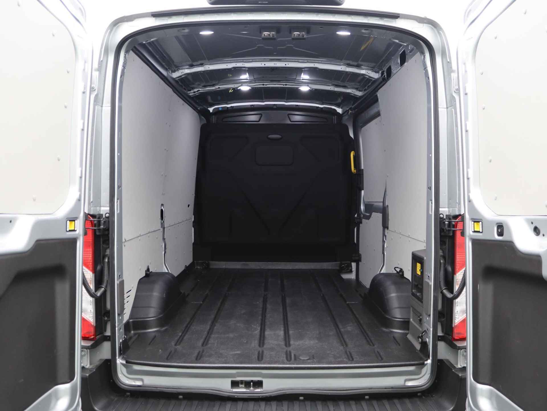 Ford E-Transit 350 L2H2 Trend 68 kWh | Adaptieve Cruise Control | Climate Control | Navigatie | Stoelverwarming | Financial lease vanaf € 505,- per maand | Full Operational Lease €778,- ex per maand | - 33/38