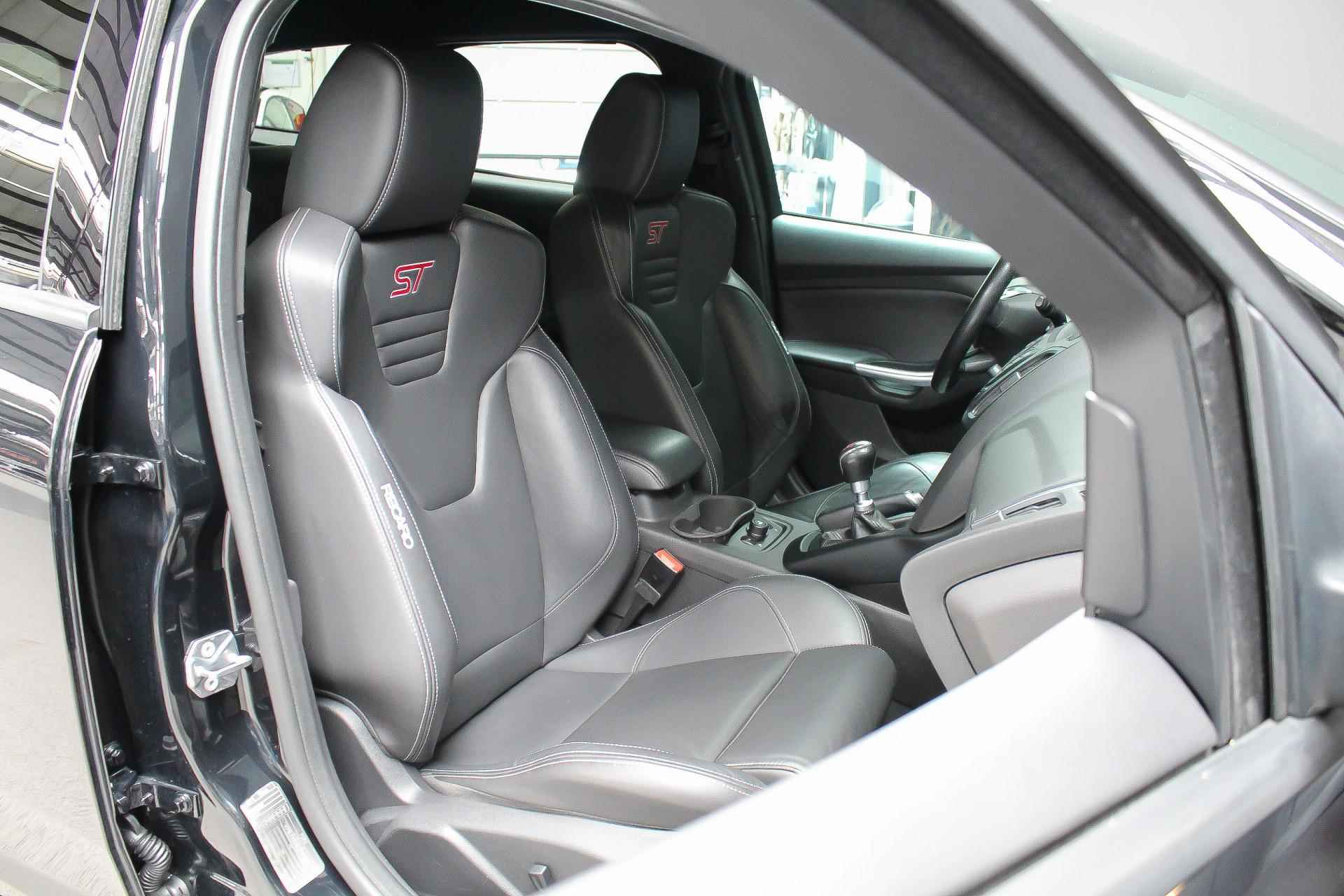 Ford FOCUS Wagon 2.0 250pk ST-3 |aantoonbaar onderhouden!|bi-xenon|cruise control|navigatie|bluetooth|parkeersensoren|18"| - 27/32