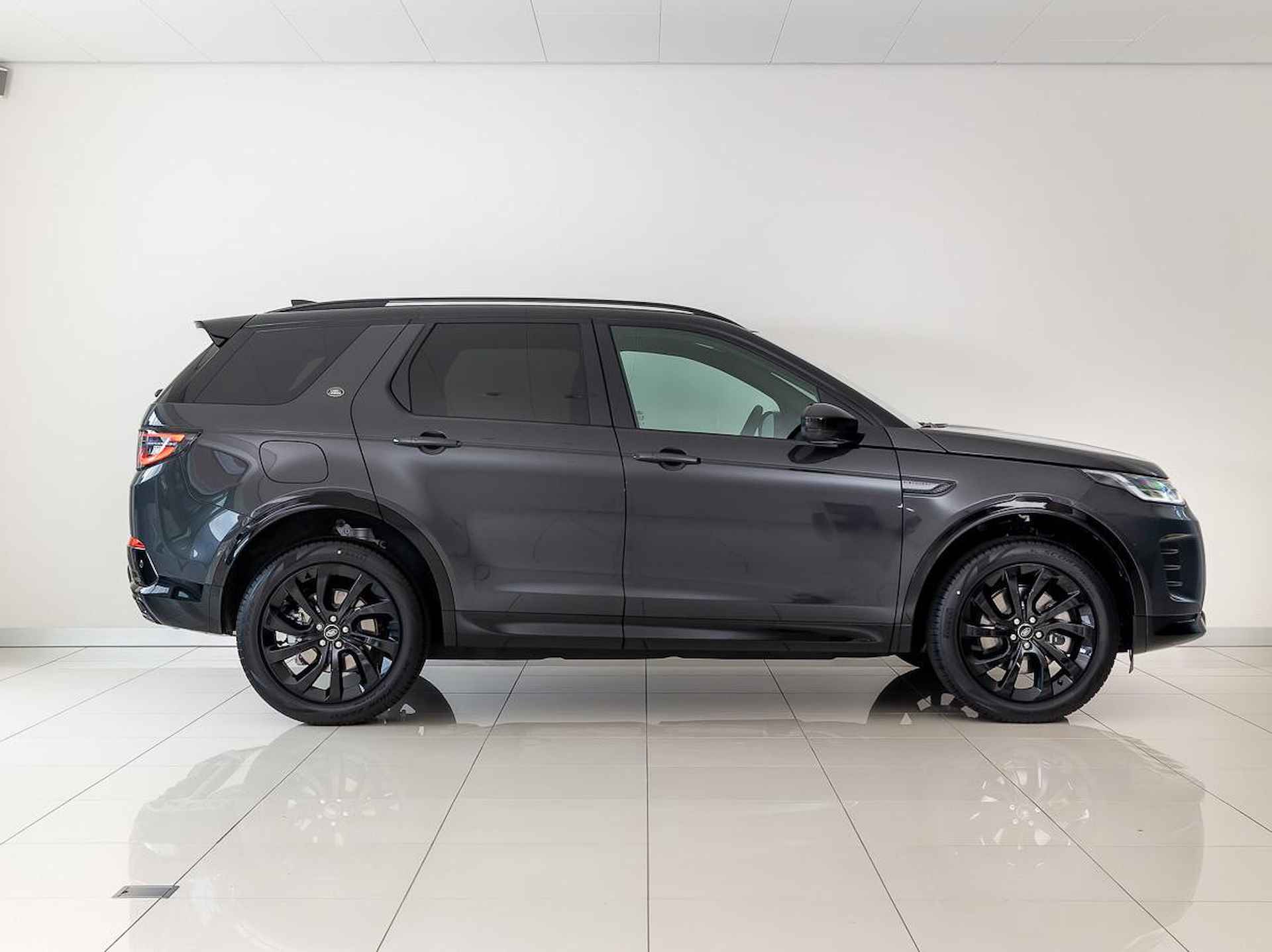 Land Rover Discovery Sport P300e 1.5 PHEV Dynamic SE | Pano | 20" | El. Trekhaak | Nieuw Direct Leverbaar - 6/26