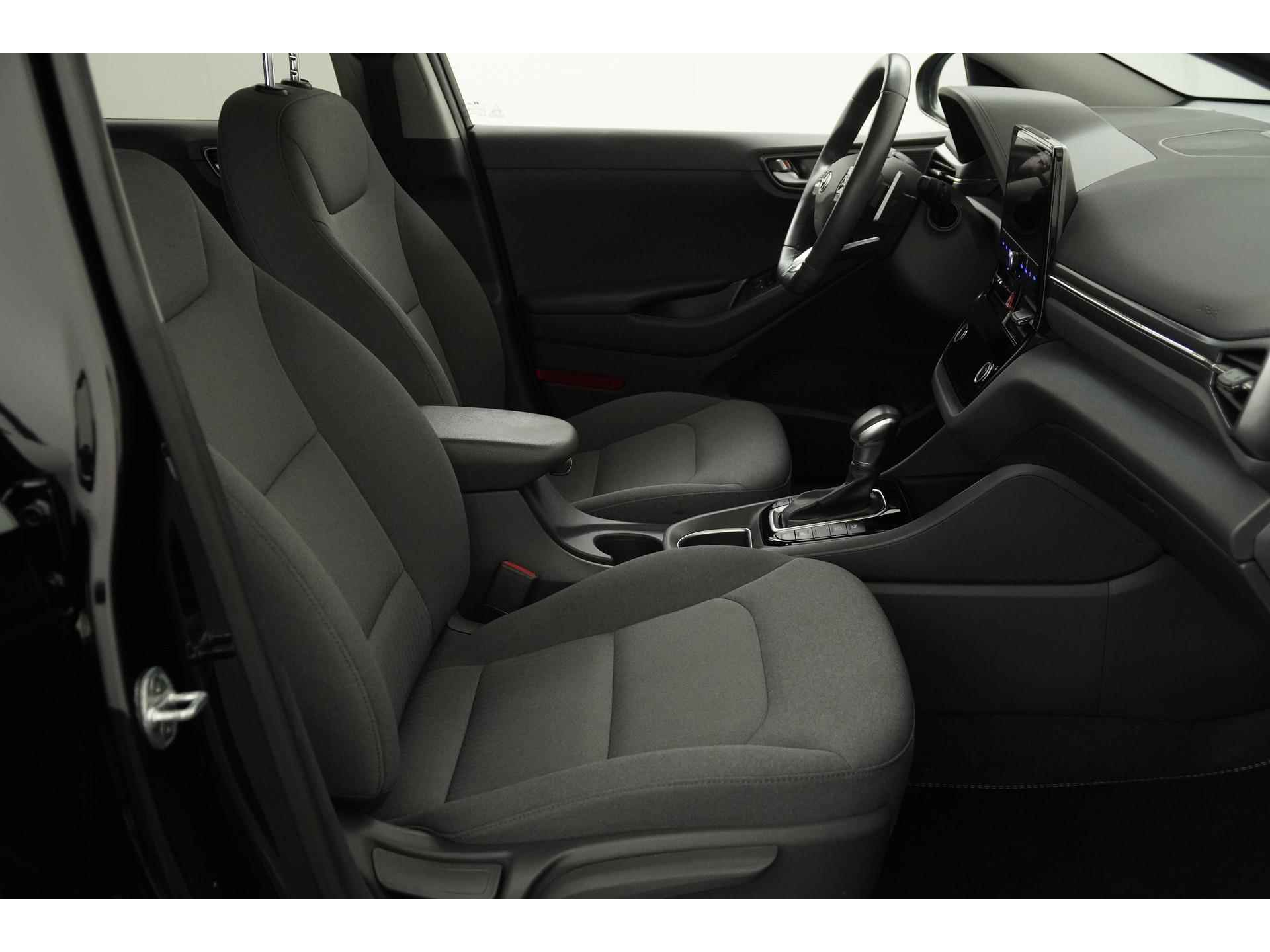 Hyundai IONIQ 1.6 GDi PHEV Style | Navigatie | Plug-In | Zondag Open! - 3/40