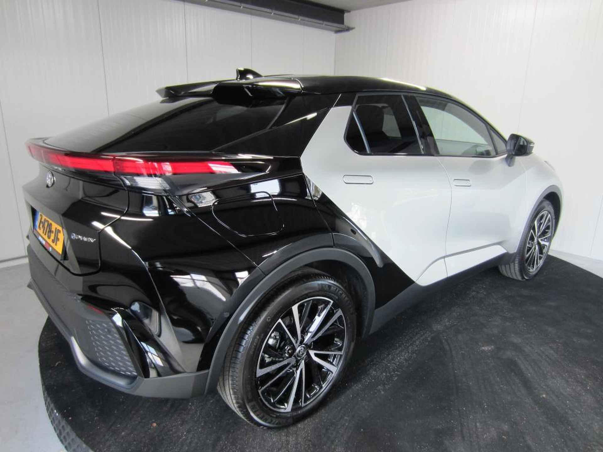 Toyota C-HR PHEV 200 Premiere Edition Plug-In Demo - 39/45