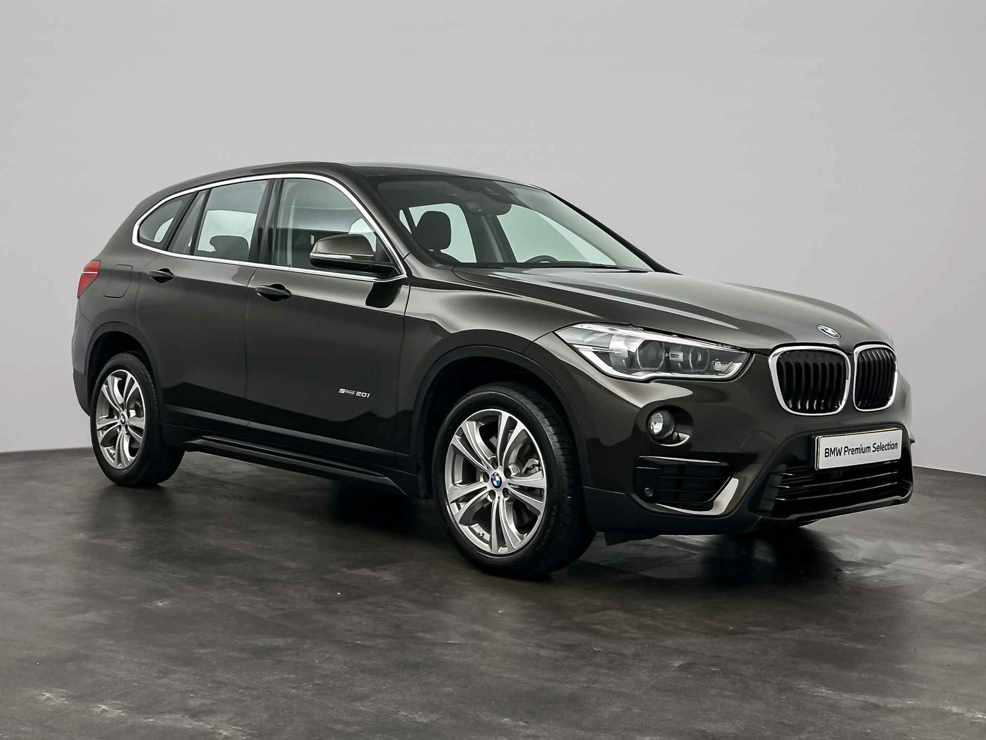 BMW X1 sDrive20i Centennial Executive | Trekhaak met afneembare kogel | Buitenspiegels elektrisch inklapbaar | Elektrisch te openen en te sluiten achterklep | Sportstoelen voor | 2-zone aut.airconditioning | Park Distance Control - 4/28