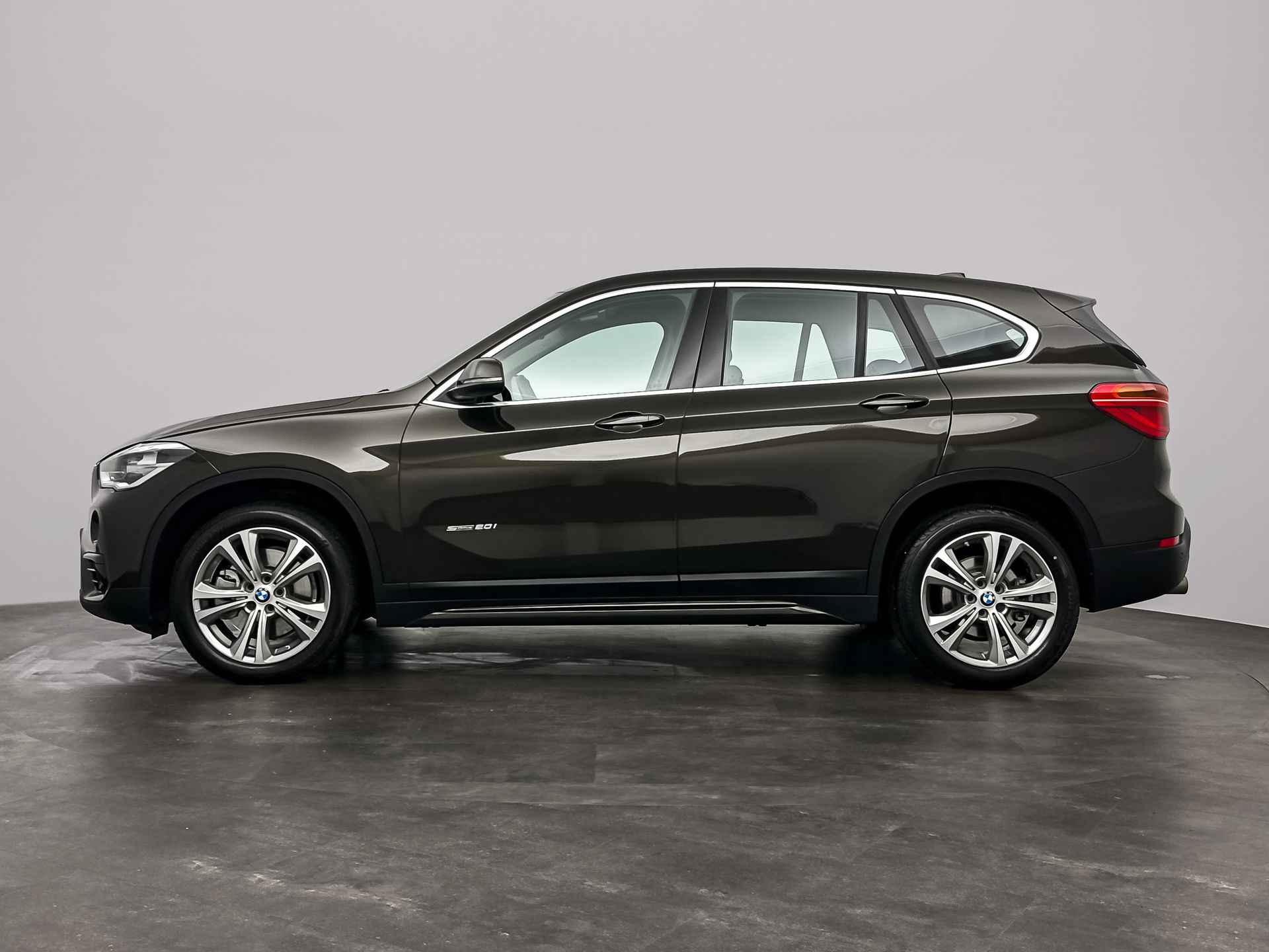 BMW X1 sDrive20i Centennial Executive | Trekhaak met afneembare kogel | Buitenspiegels elektrisch inklapbaar | Elektrisch te openen en te sluiten achterklep | Sportstoelen voor | 2-zone aut.airconditioning | Park Distance Control - 8/28