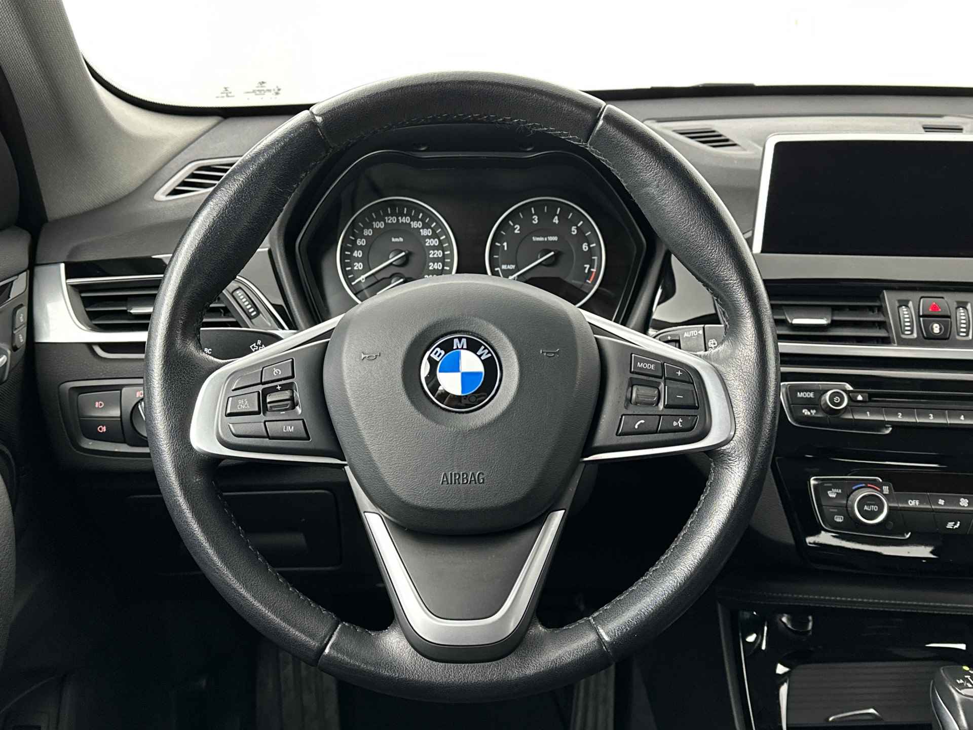 BMW X1 sDrive20i Centennial Executive | Trekhaak met afneembare kogel | Buitenspiegels elektrisch inklapbaar | Elektrisch te openen en te sluiten achterklep | Sportstoelen voor | 2-zone aut.airconditioning | Park Distance Control - 11/28