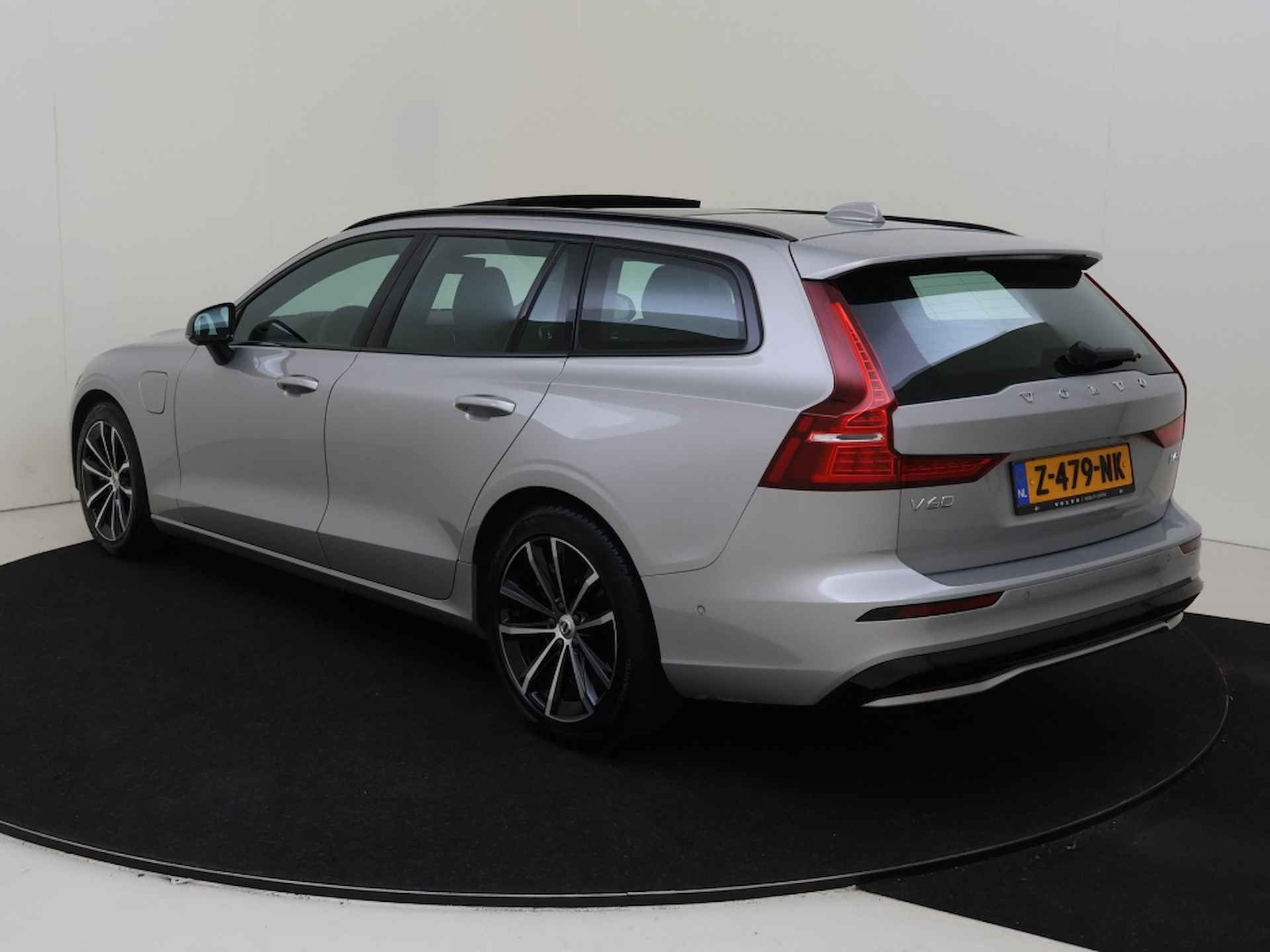 Volvo V60 T6 AWD Plus Dark | Trekhaak | Panoramadak | Rondomzichtcamera | - 4/35