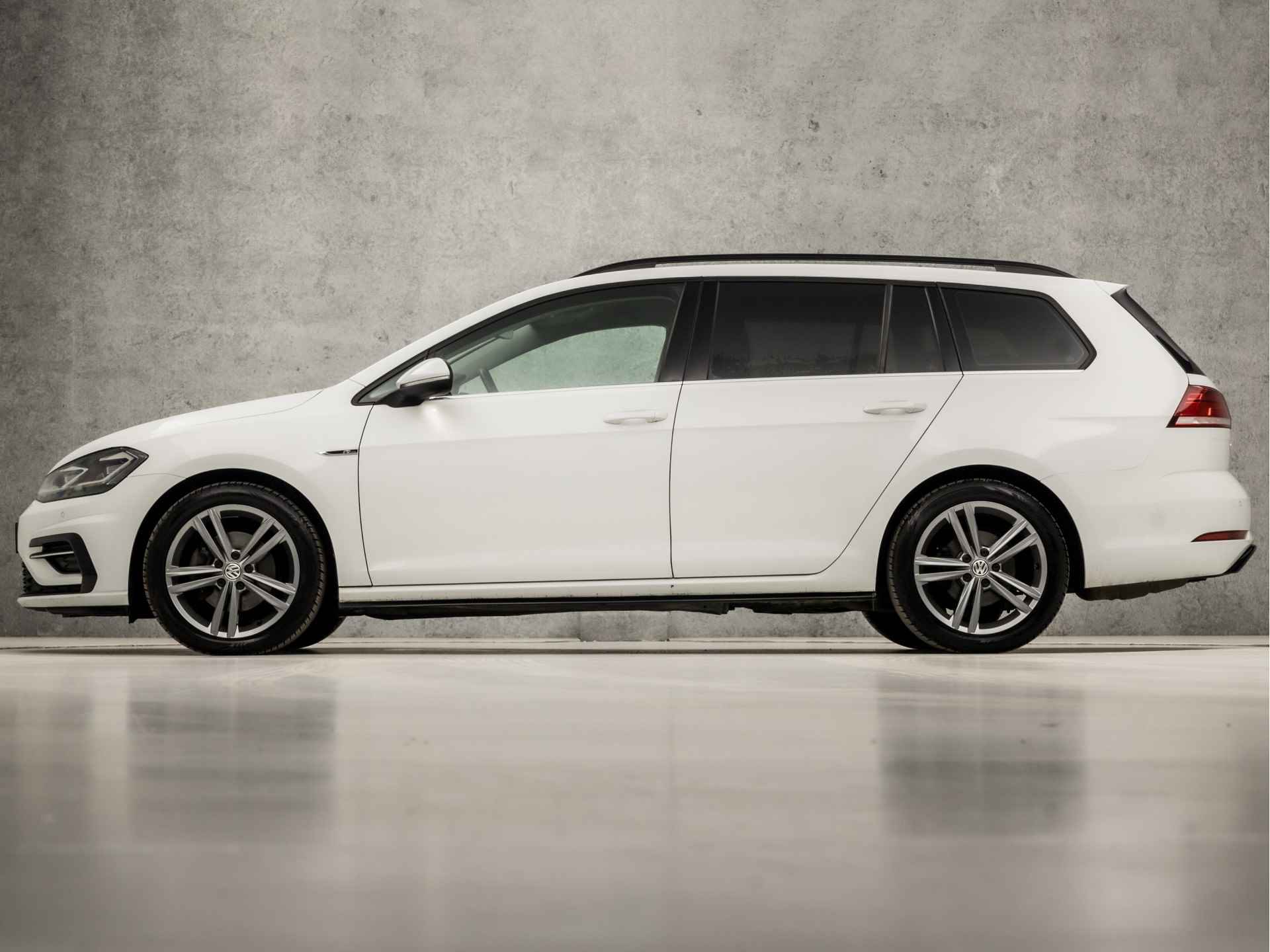 Volkswagen GOLF Variant 1.5 TSI R-Line Sport 150Pk Automaat (DIGITAL COCKPIT, APPLE CARPLAY, GROOT NAVI, ALCANTARA, STOELVERWARMING, MASSAGE, CAMERA, GETINT GLAS, KEYLESS, ADAPTIVE CRUISE, NIEUWE APK - 2/39