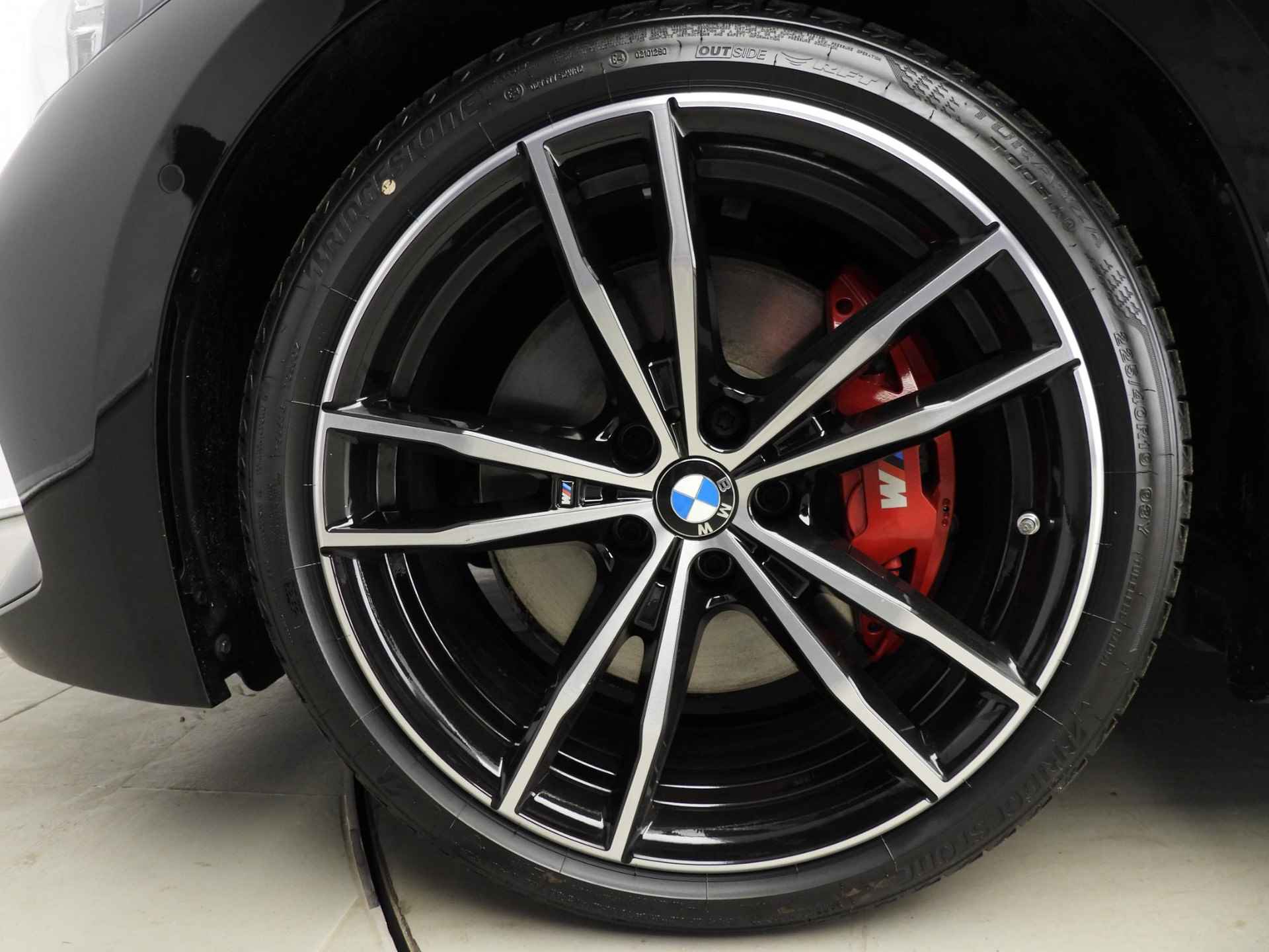 BMW 3-serie 330d | M-Sportpakket | LED | Leder | HUD | Schuifdak | Elektr. zetels | DAB | Hifi speakers | Alu 19 inch - 53/54