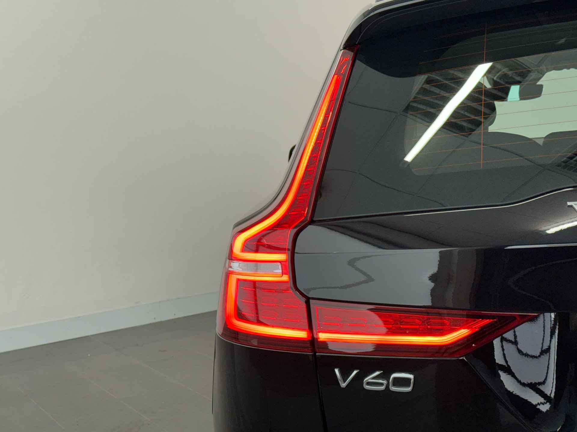 Volvo V60 B3 Essential Edition - 34/36