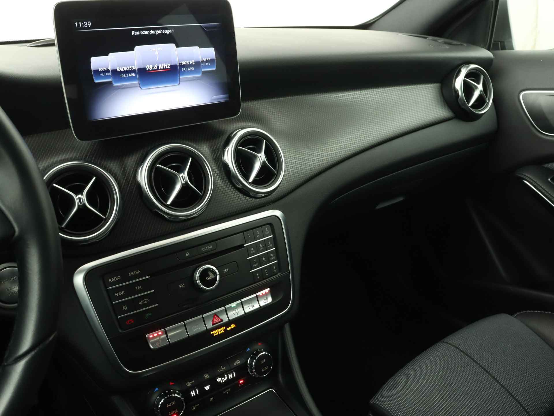 Mercedes-Benz GLA 180 Business Solution | Alarm | Stoelverwarming | Parkerrpakket met Camera | LED | Cruise Control | Climate Control | - 11/51