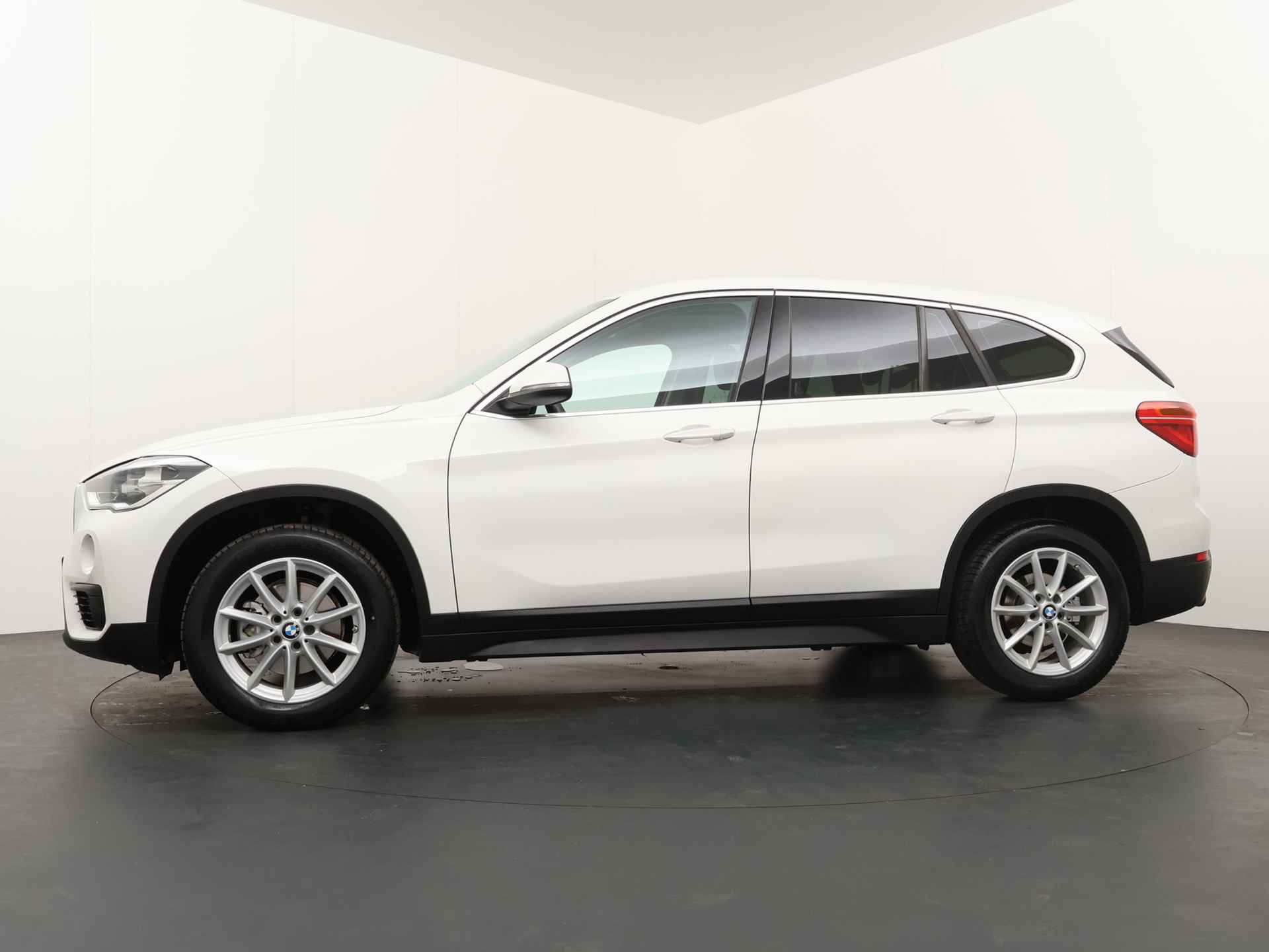 BMW X1 sDrive18i Centennial High Executive - Cruise Control  - Climate Control - LED - Navigatie - Lichtmetalen Velgen - Bovag Garantie - 3/43